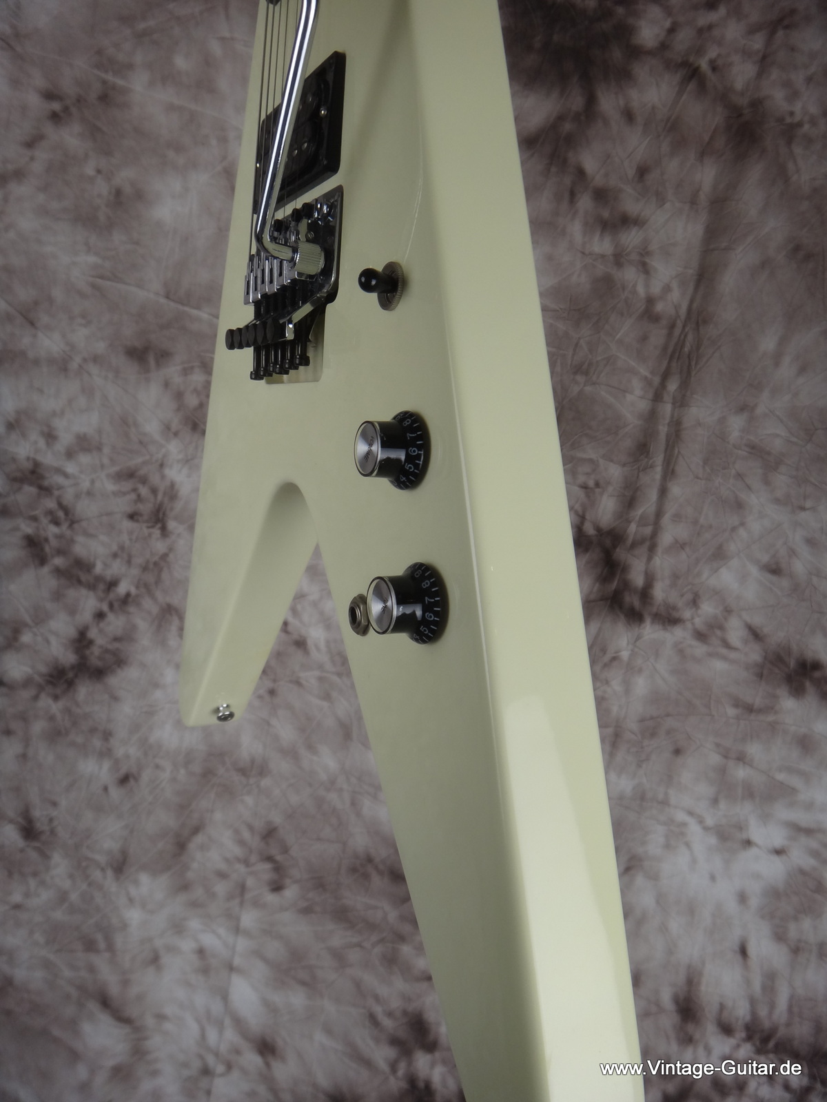 Gibson-Flying-V-white-Floyd-Rose-031.JPG