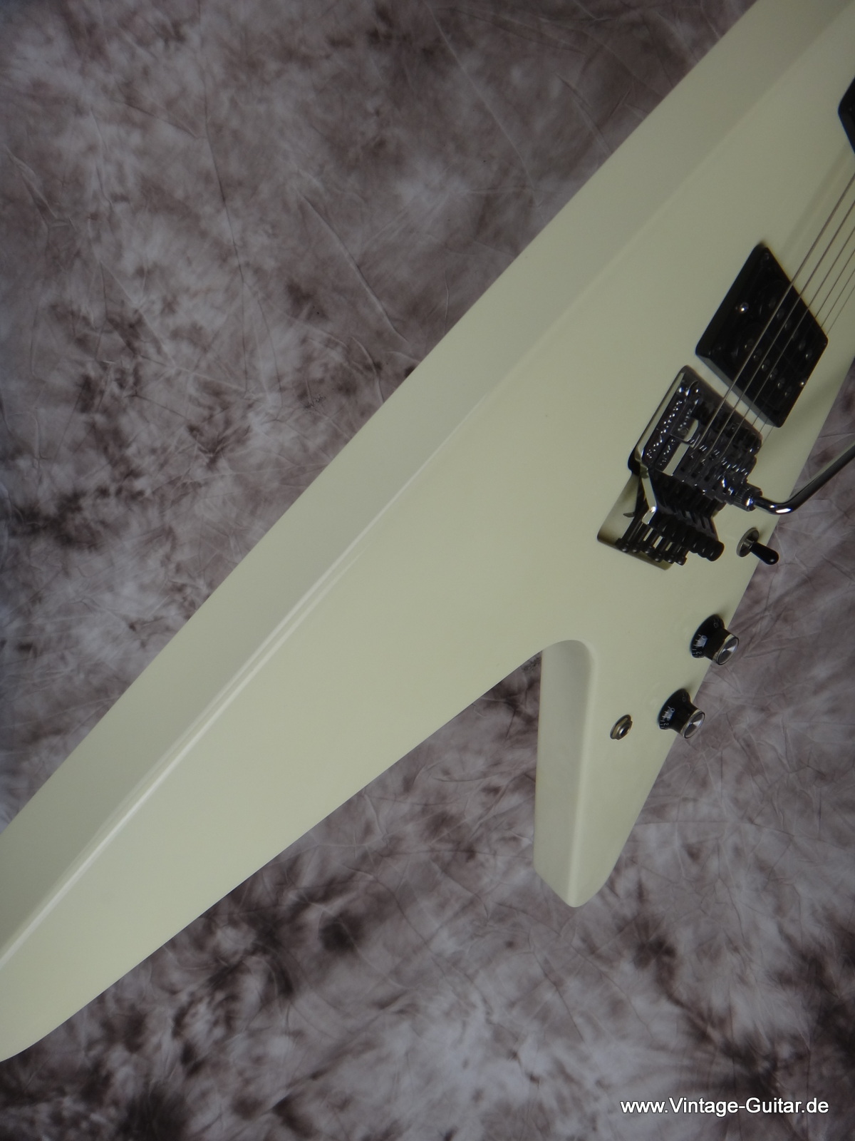 Gibson-Flying-V-white-Floyd-Rose-032.JPG