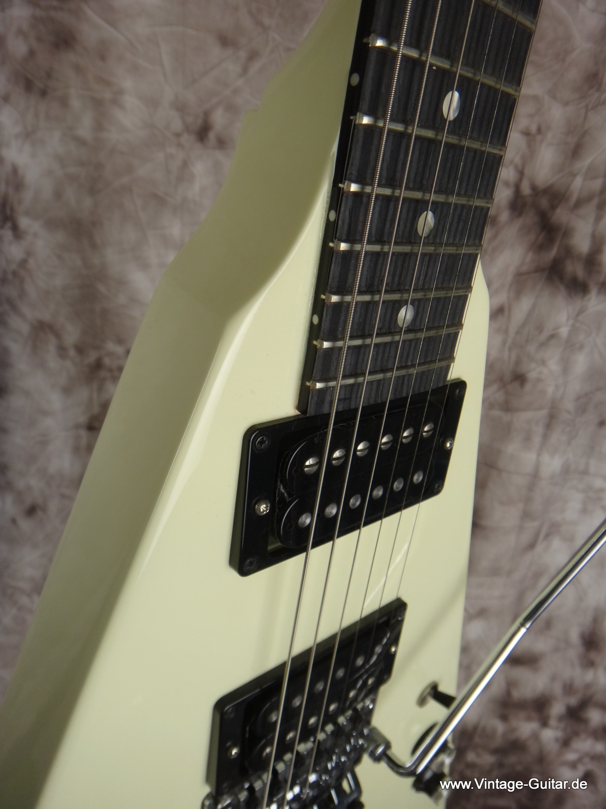 Gibson-Flying-V-white-Floyd-Rose-037.JPG