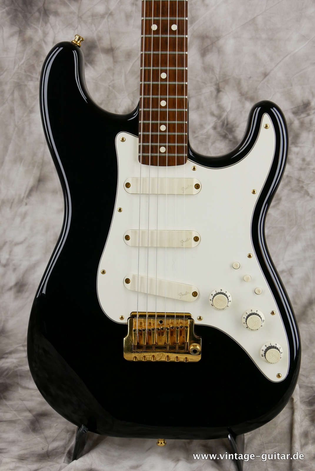 Fender_Stratocaster_elite_USA_black_1983-003.JPG