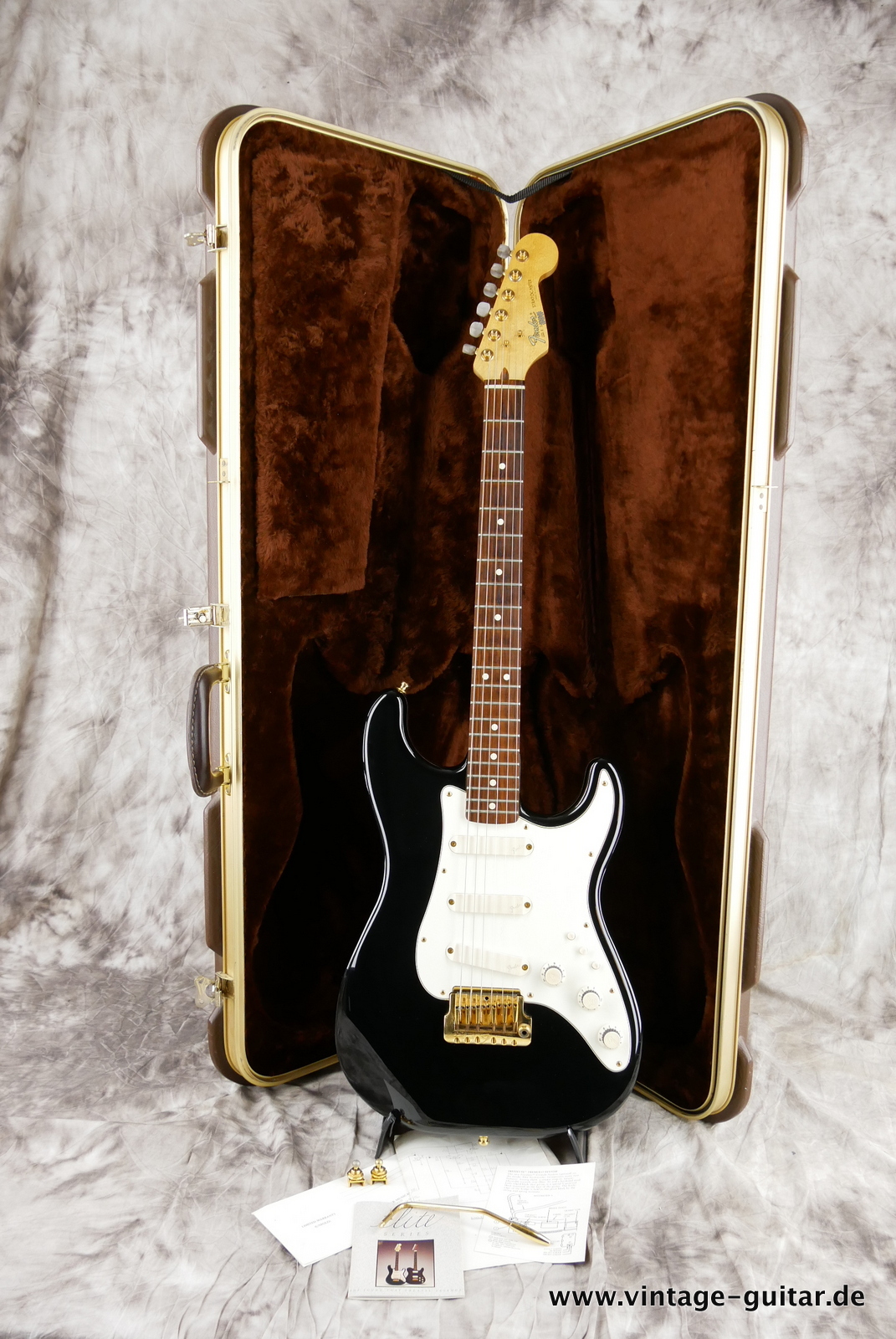 Fender_Stratocaster_elite_USA_black_1983-014.JPG