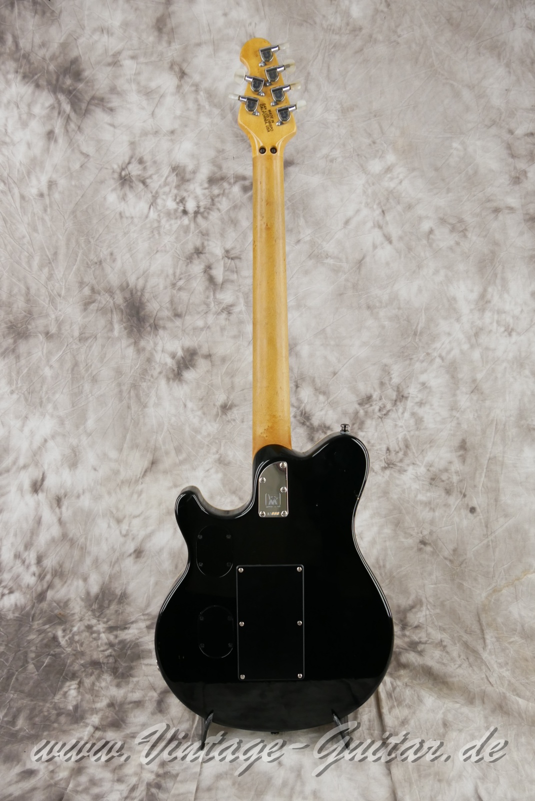 img/vintage/5685/MusicMan-Earnie-Ball-Van-Halen-Signature-1991-gold-translucent-002.jpg