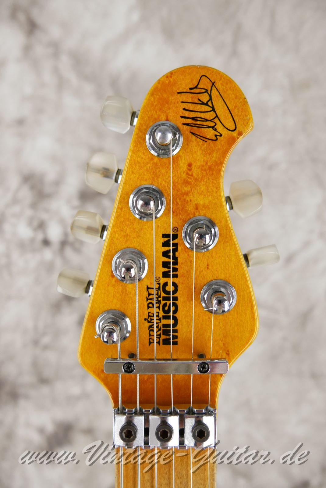 img/vintage/5685/MusicMan-Earnie-Ball-Van-Halen-Signature-1991-gold-translucent-003.jpg