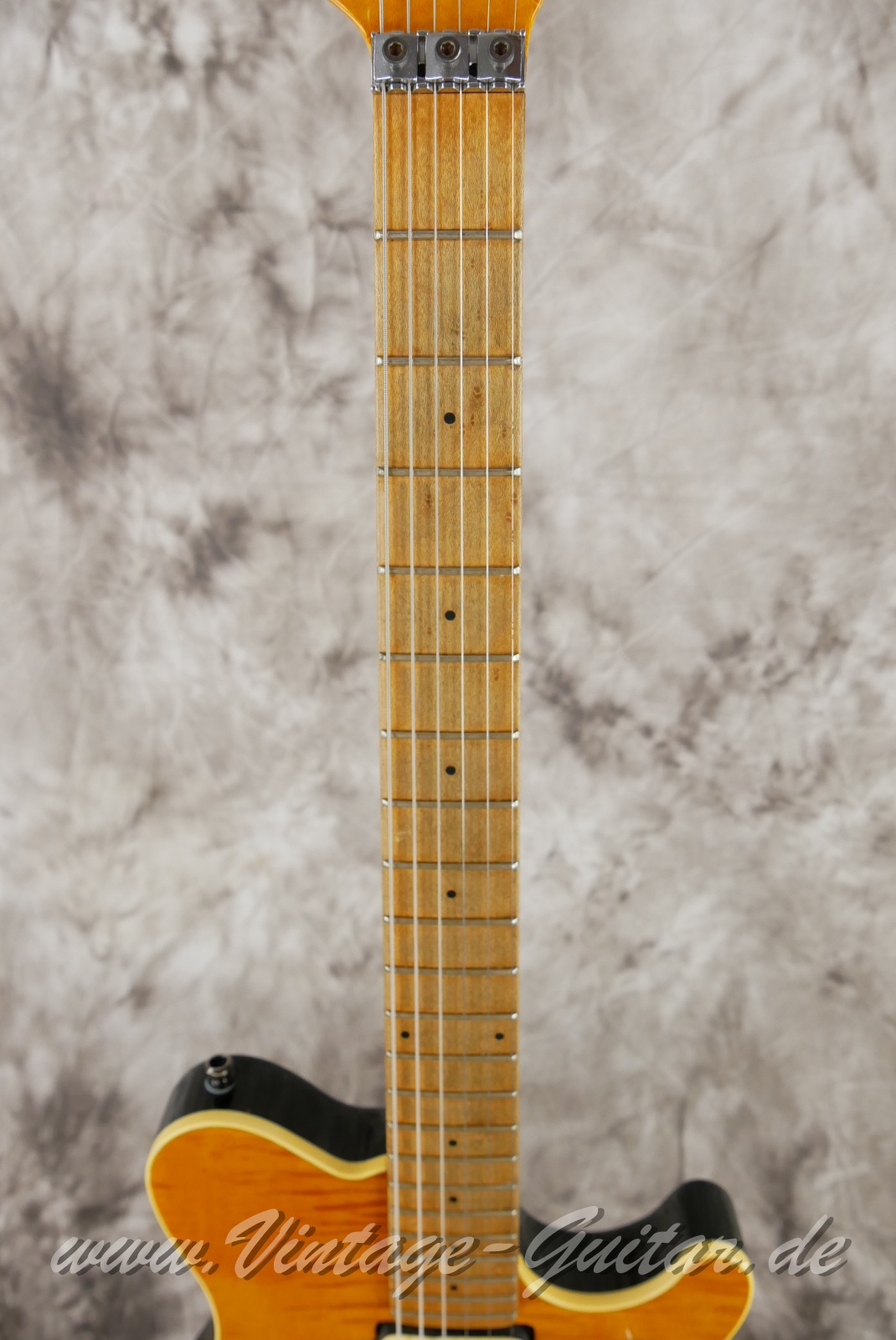 img/vintage/5685/MusicMan-Earnie-Ball-Van-Halen-Signature-1991-gold-translucent-005.jpg