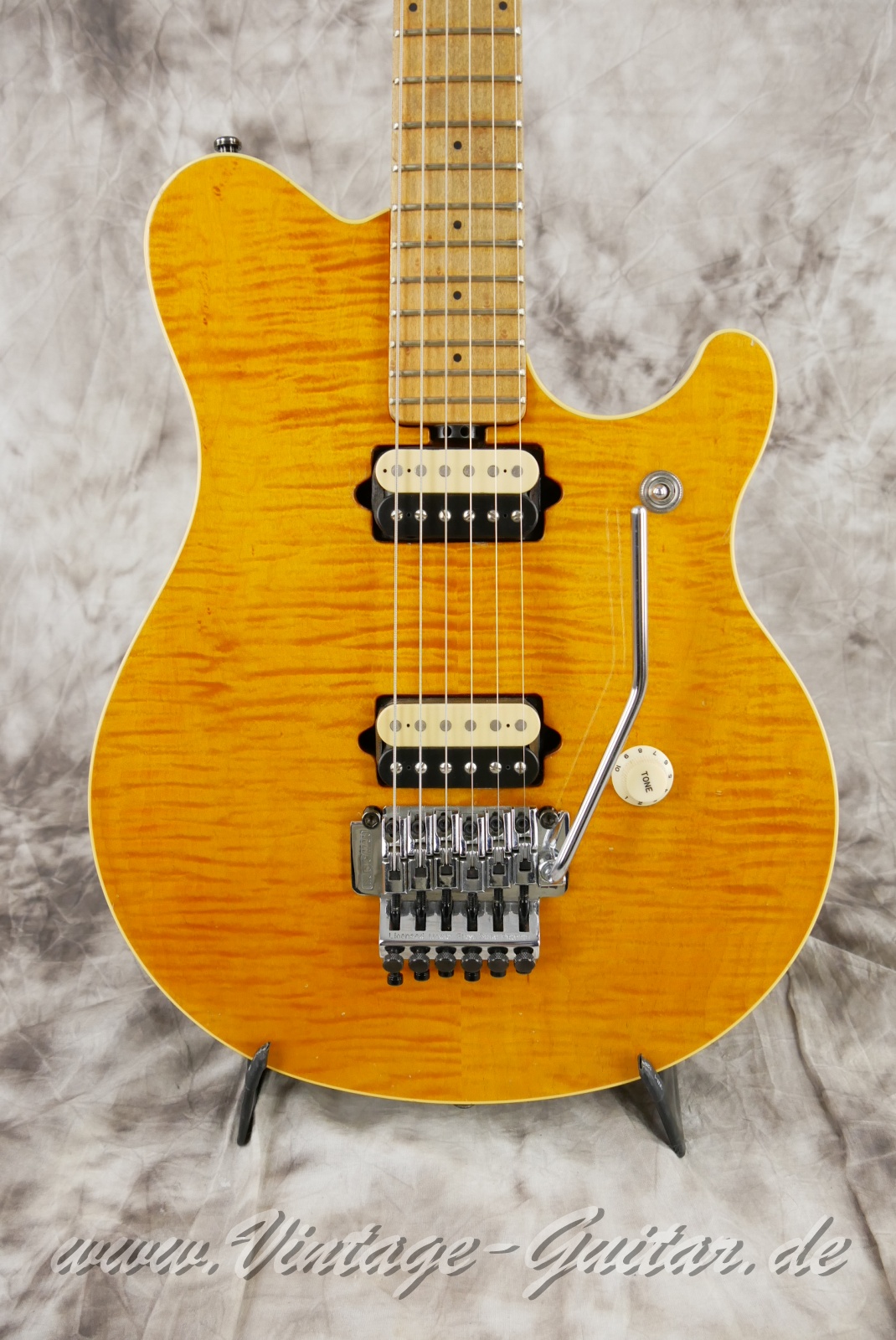 img/vintage/5685/MusicMan-Earnie-Ball-Van-Halen-Signature-1991-gold-translucent-007.jpg
