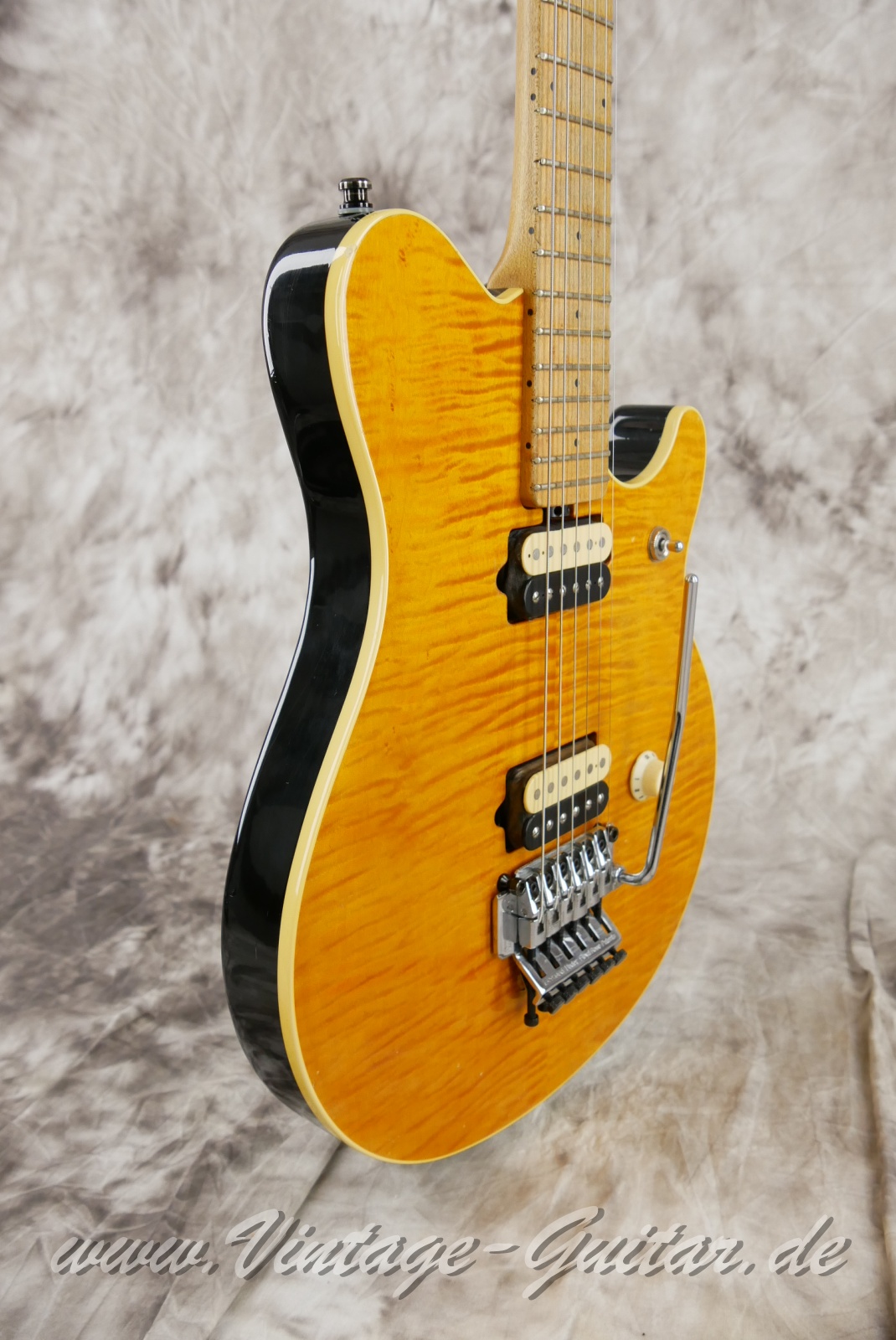 img/vintage/5685/MusicMan-Earnie-Ball-Van-Halen-Signature-1991-gold-translucent-009.jpg