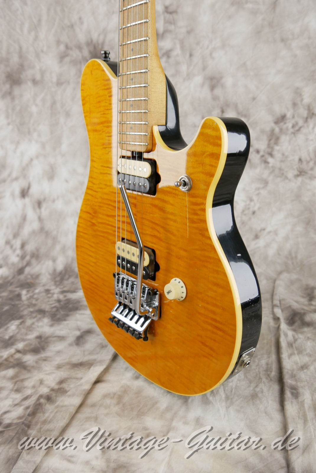 img/vintage/5685/MusicMan-Earnie-Ball-Van-Halen-Signature-1991-gold-translucent-010.jpg