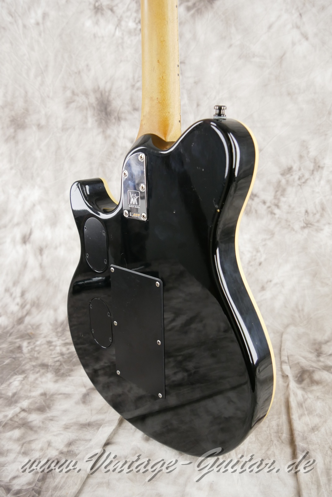 img/vintage/5685/MusicMan-Earnie-Ball-Van-Halen-Signature-1991-gold-translucent-012.jpg