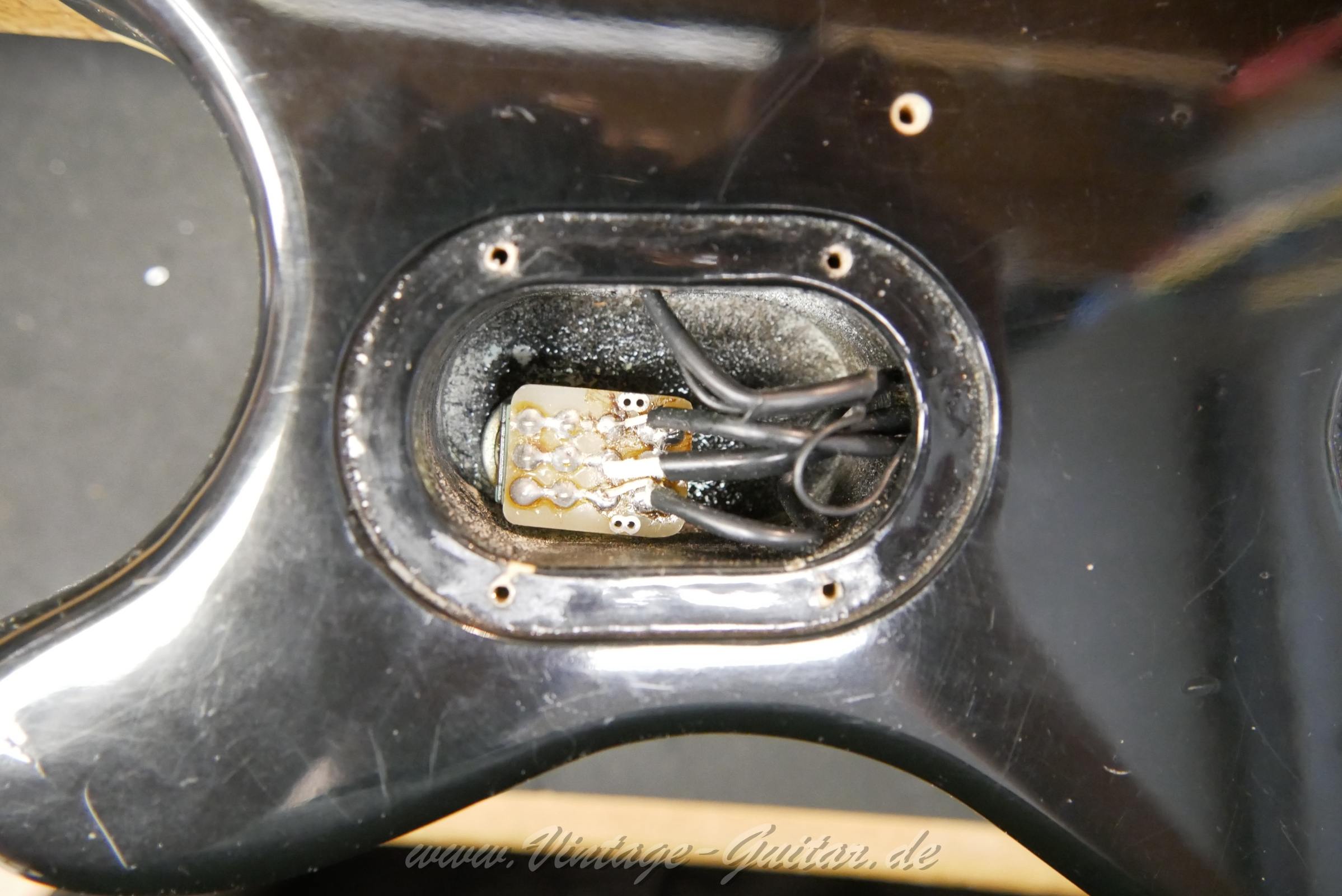 img/vintage/5685/MusicMan-Earnie-Ball-Van-Halen-Signature-1991-gold-translucent-016.jpg