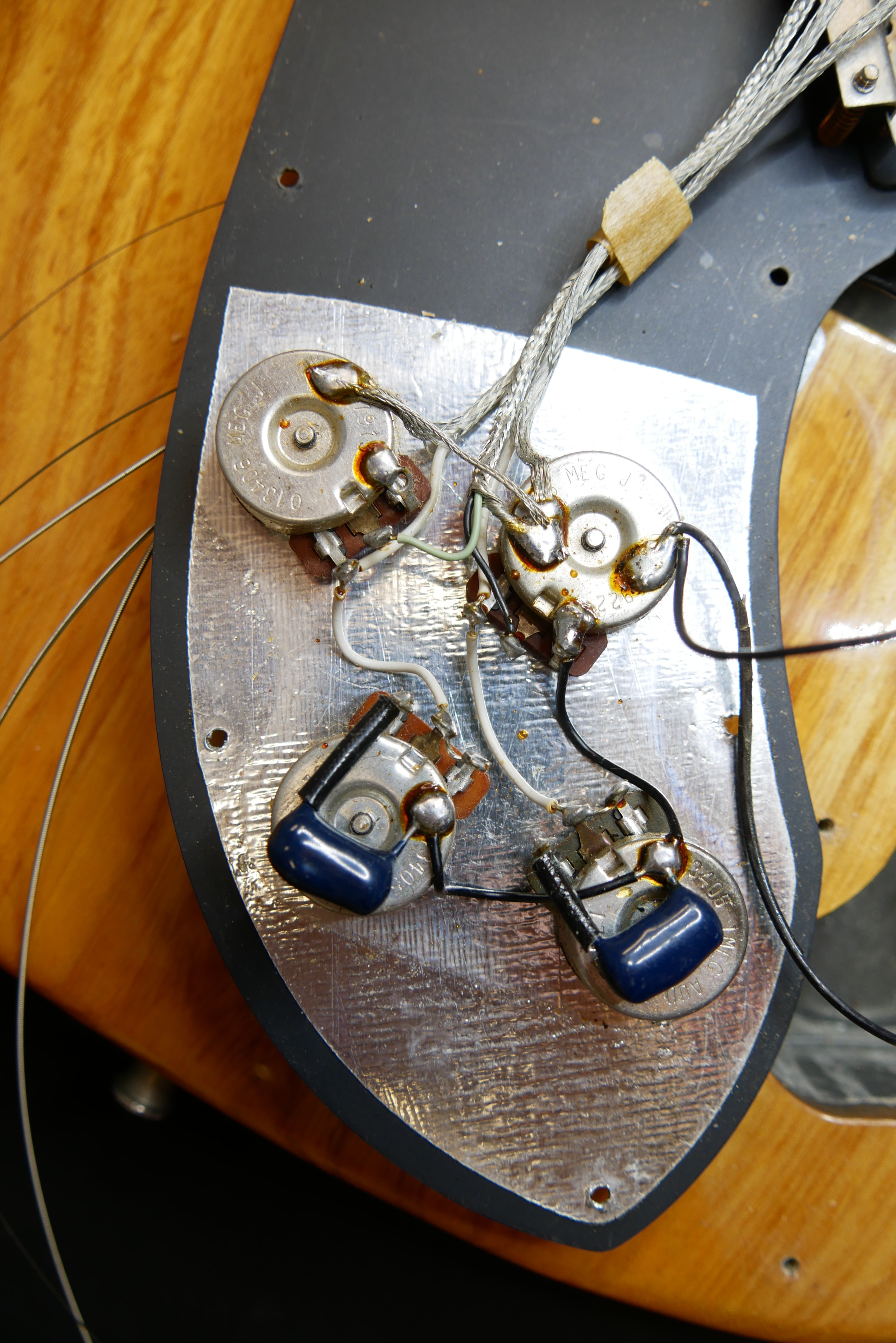img/vintage/5834/Fender_Telecaster_Deluxe_natural_USA_1981-023.JPG