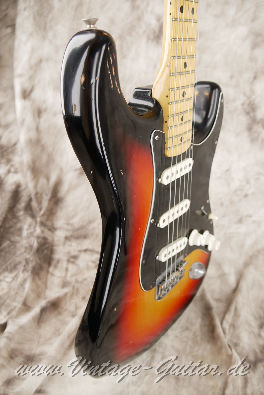 img/vintage/5874/Fender_Stratocaster_hardtail_sunburst_USA_1980-009.JPG