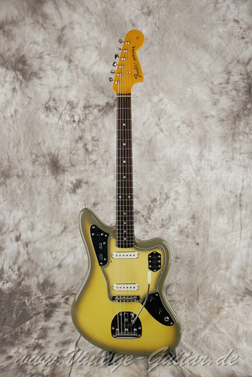 Fender_jaguar_antigua_usa_2004-01.jpg