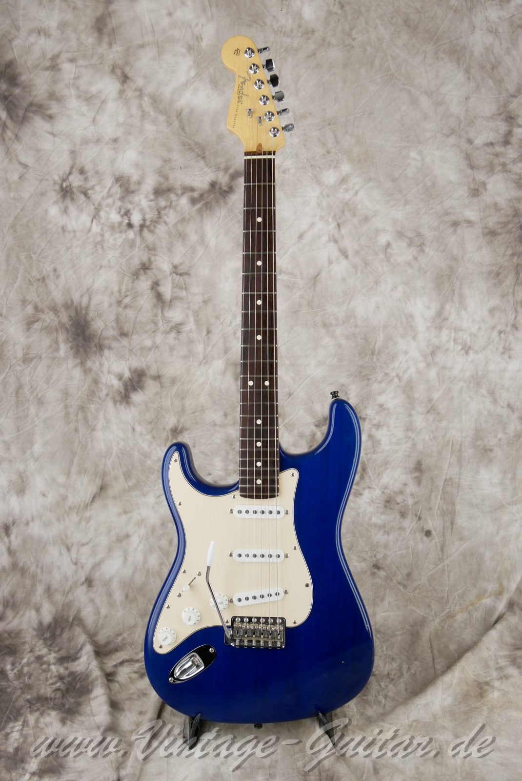 Fender-Stratocaster-Highway-One-lefthand-2005-sapphire-blue-transparent-01.jpg