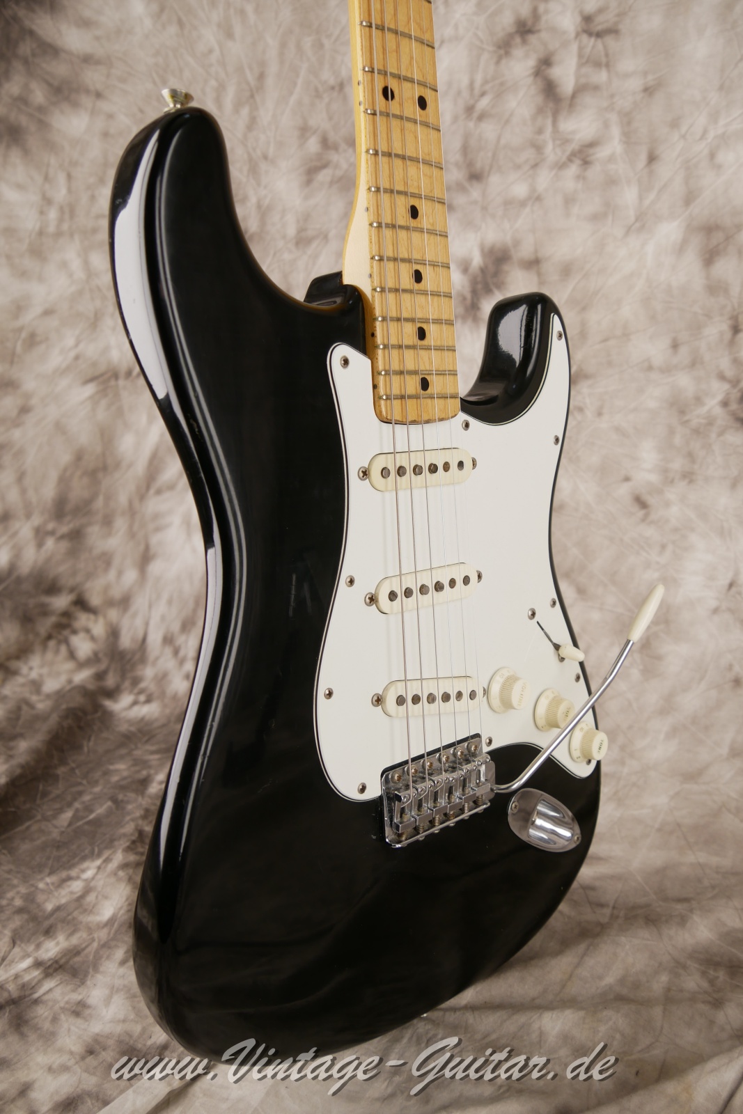 Fender-Stratocaster-1973-black-009.jpg