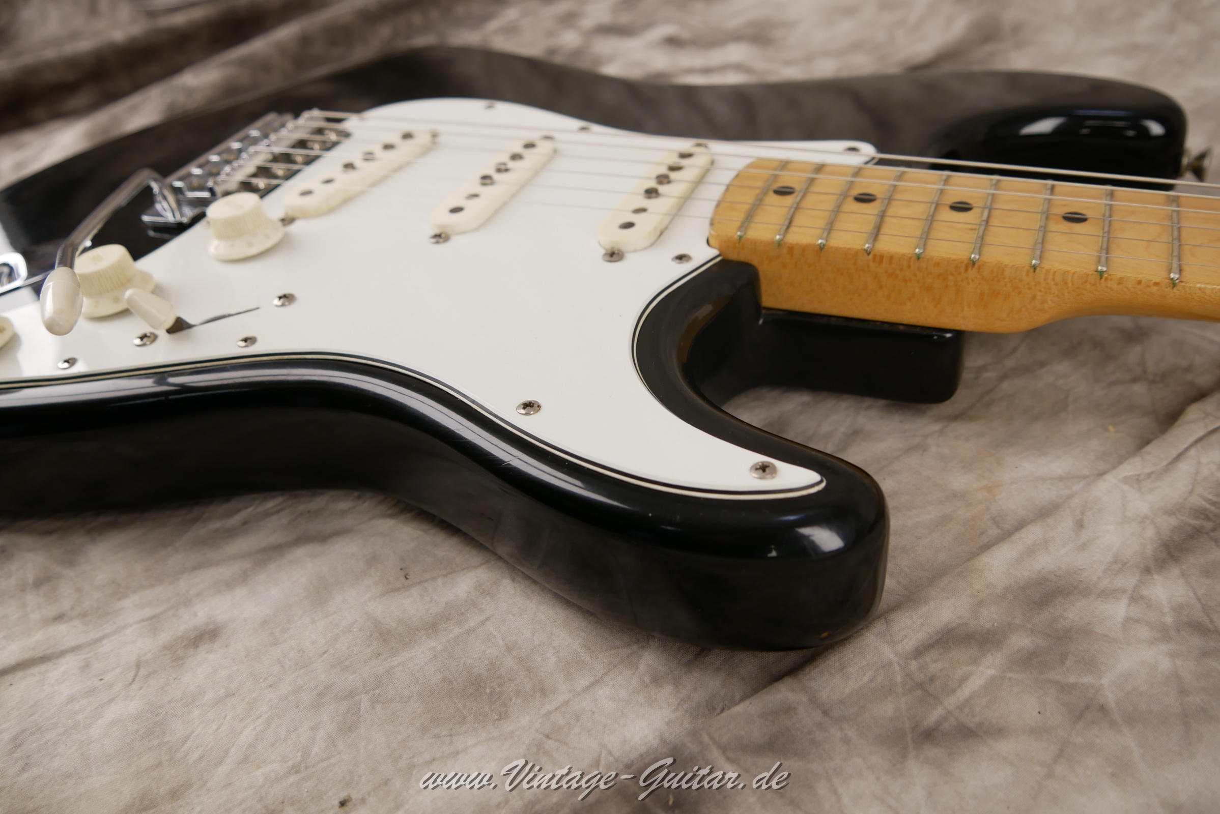 Fender-Stratocaster-1973-black-023.jpg