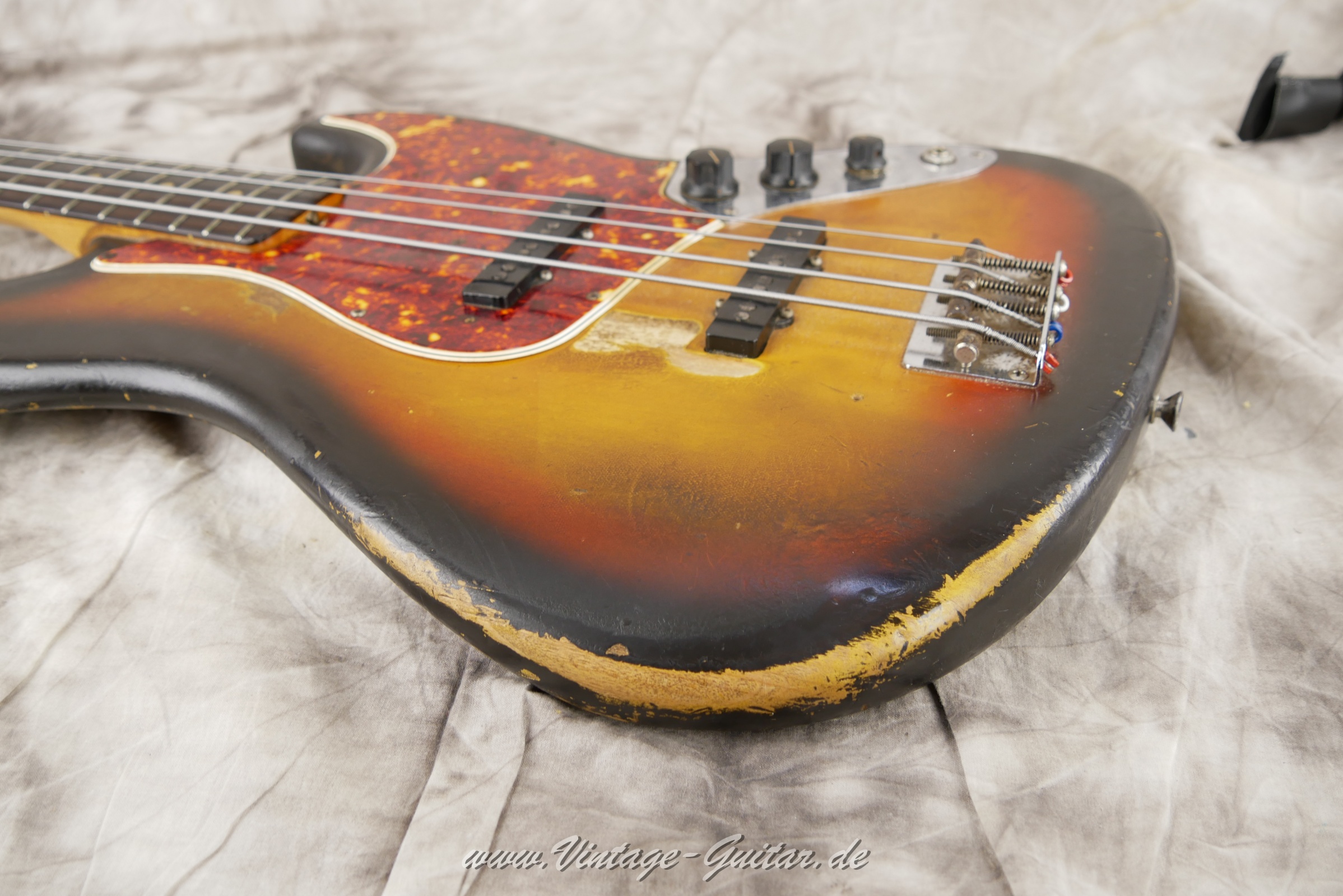 Fender-Jazz-Bass-1965-sunburst-017.jpg