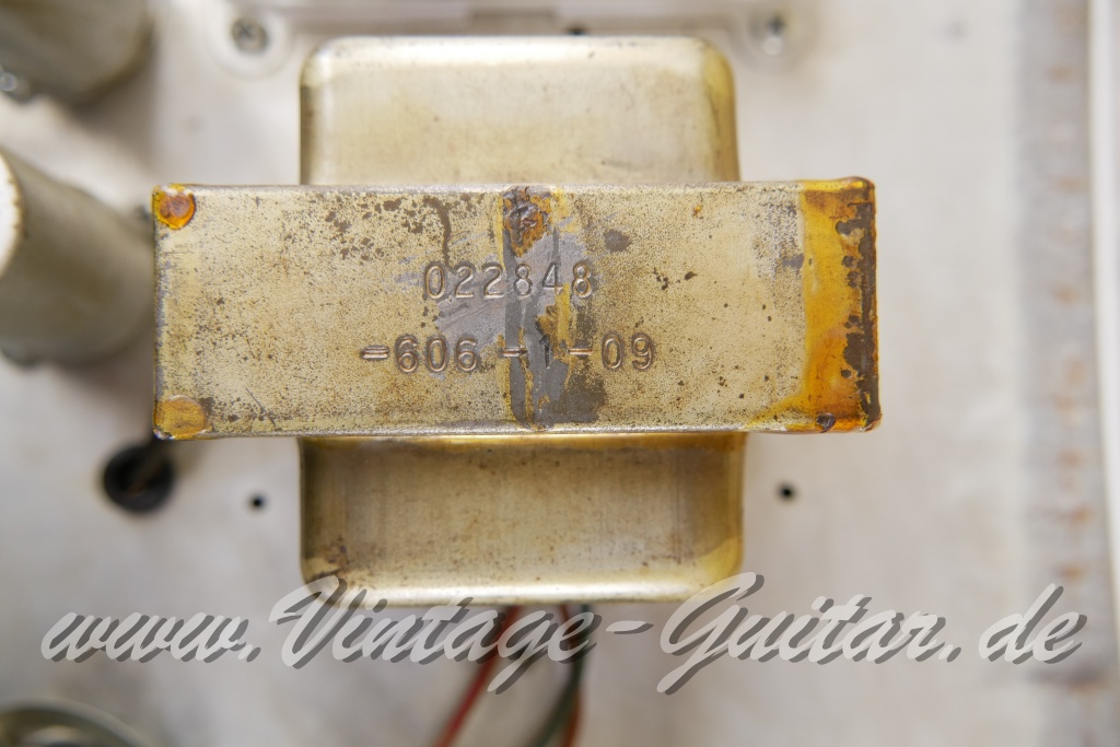 img/vintage/6028/Fender_Bandmaster_Reverb_silverface_110V_1971_rebuilt_2x10_combo_blonde-013.jpg