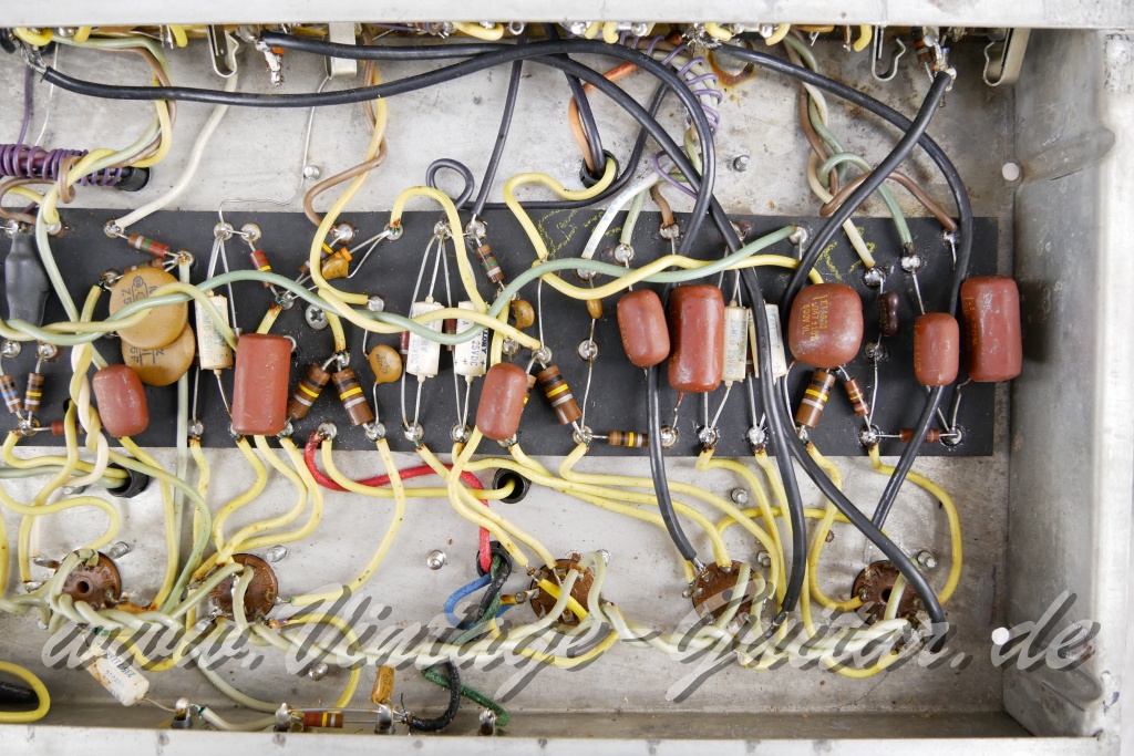 img/vintage/6028/Fender_Bandmaster_Reverb_silverface_110V_1971_rebuilt_2x10_combo_blonde-019.jpg
