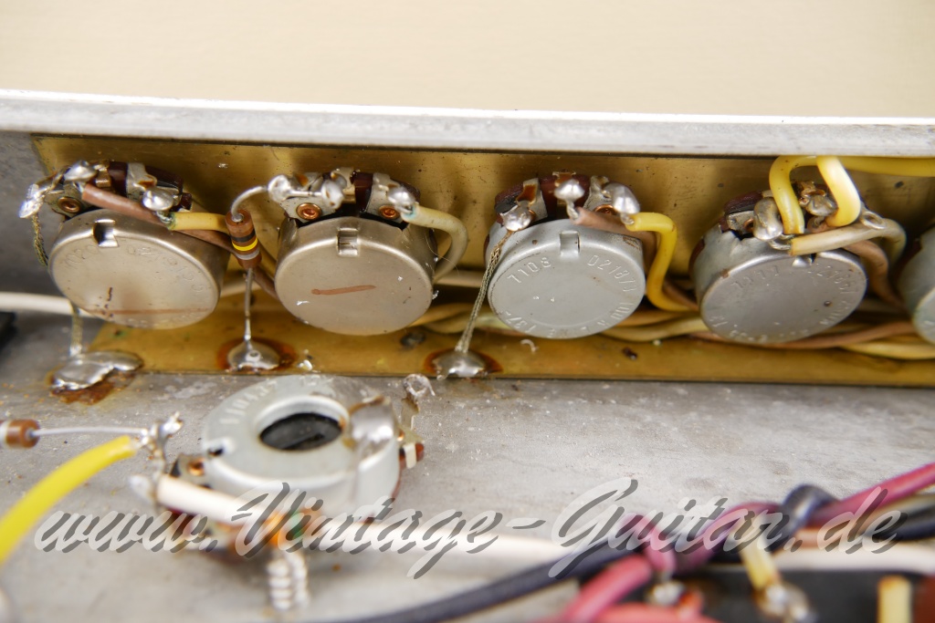 img/vintage/6028/Fender_Bandmaster_Reverb_silverface_110V_1971_rebuilt_2x10_combo_blonde-021.jpg