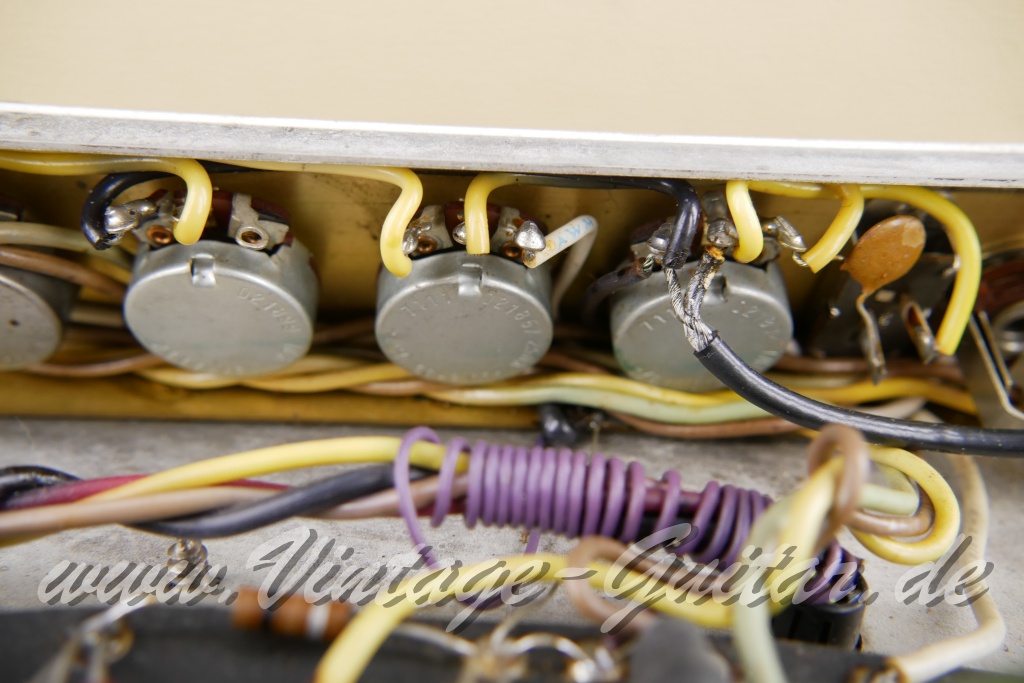img/vintage/6028/Fender_Bandmaster_Reverb_silverface_110V_1971_rebuilt_2x10_combo_blonde-022.jpg