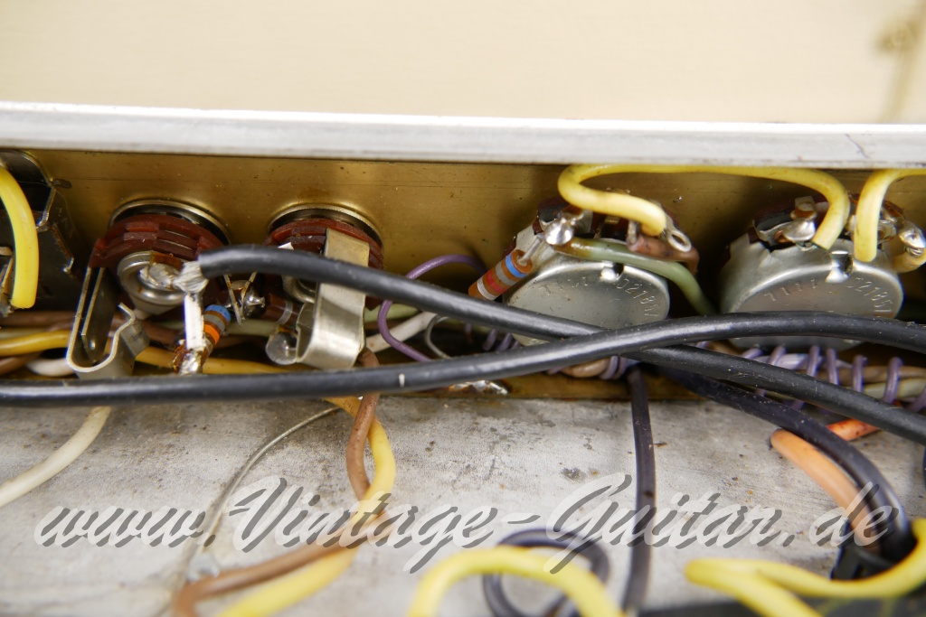img/vintage/6028/Fender_Bandmaster_Reverb_silverface_110V_1971_rebuilt_2x10_combo_blonde-023.jpg
