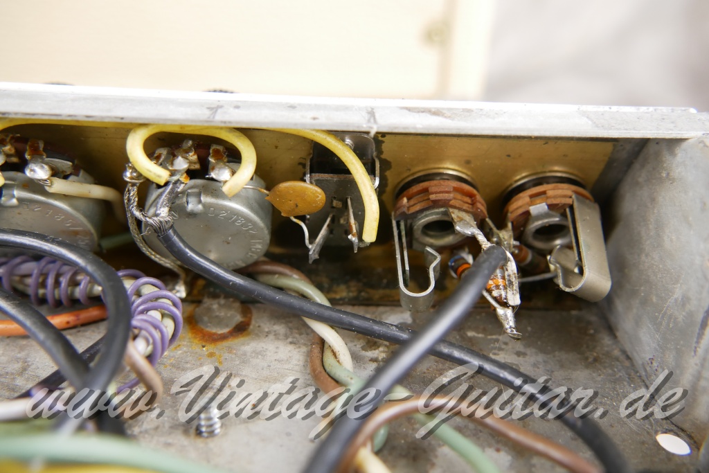 img/vintage/6028/Fender_Bandmaster_Reverb_silverface_110V_1971_rebuilt_2x10_combo_blonde-024.jpg