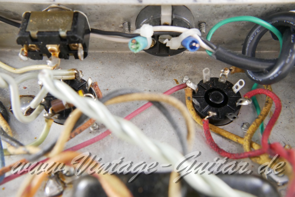 img/vintage/6028/Fender_Bandmaster_Reverb_silverface_110V_1971_rebuilt_2x10_combo_blonde-025.jpg