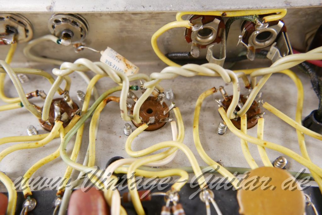 img/vintage/6028/Fender_Bandmaster_Reverb_silverface_110V_1971_rebuilt_2x10_combo_blonde-027.jpg
