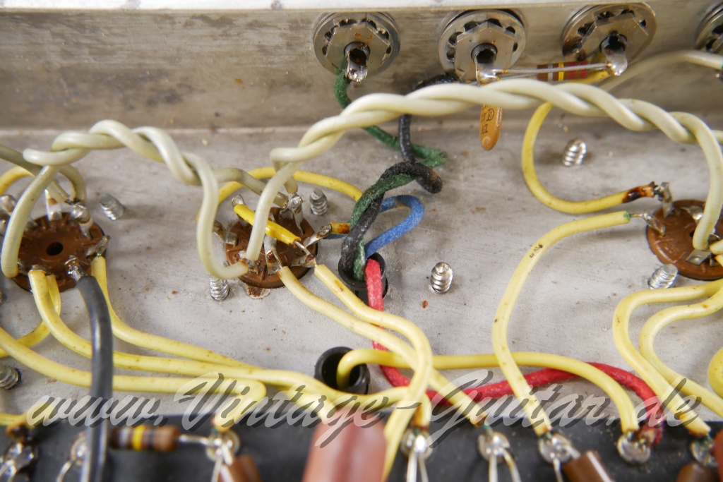 img/vintage/6028/Fender_Bandmaster_Reverb_silverface_110V_1971_rebuilt_2x10_combo_blonde-028.jpg