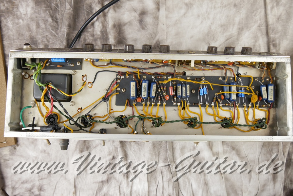 img/vintage/6045/Fender_Vibrolux_Amp_brownface_1x12_USA_1962-020.jpg