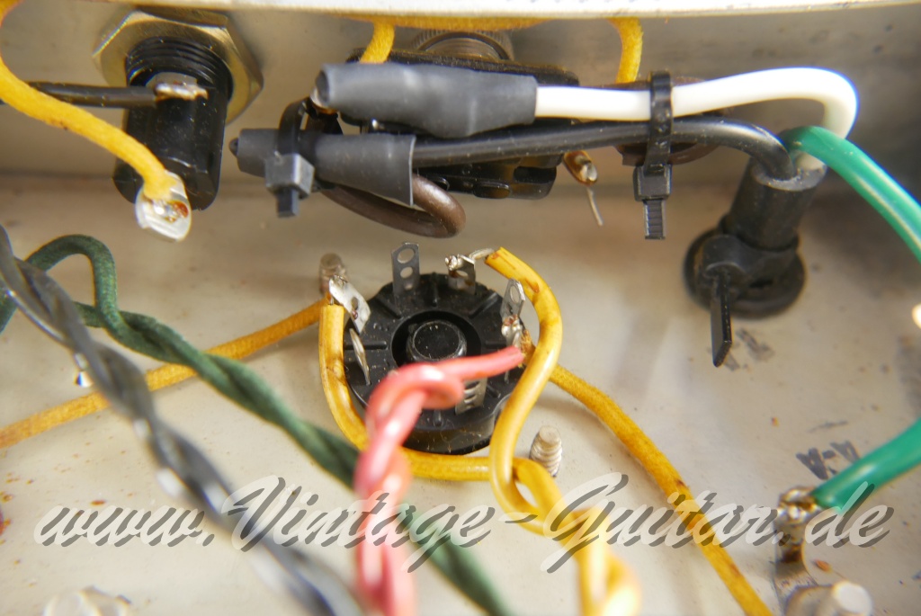 img/vintage/6045/Fender_Vibrolux_Amp_brownface_1x12_USA_1962-029.jpg