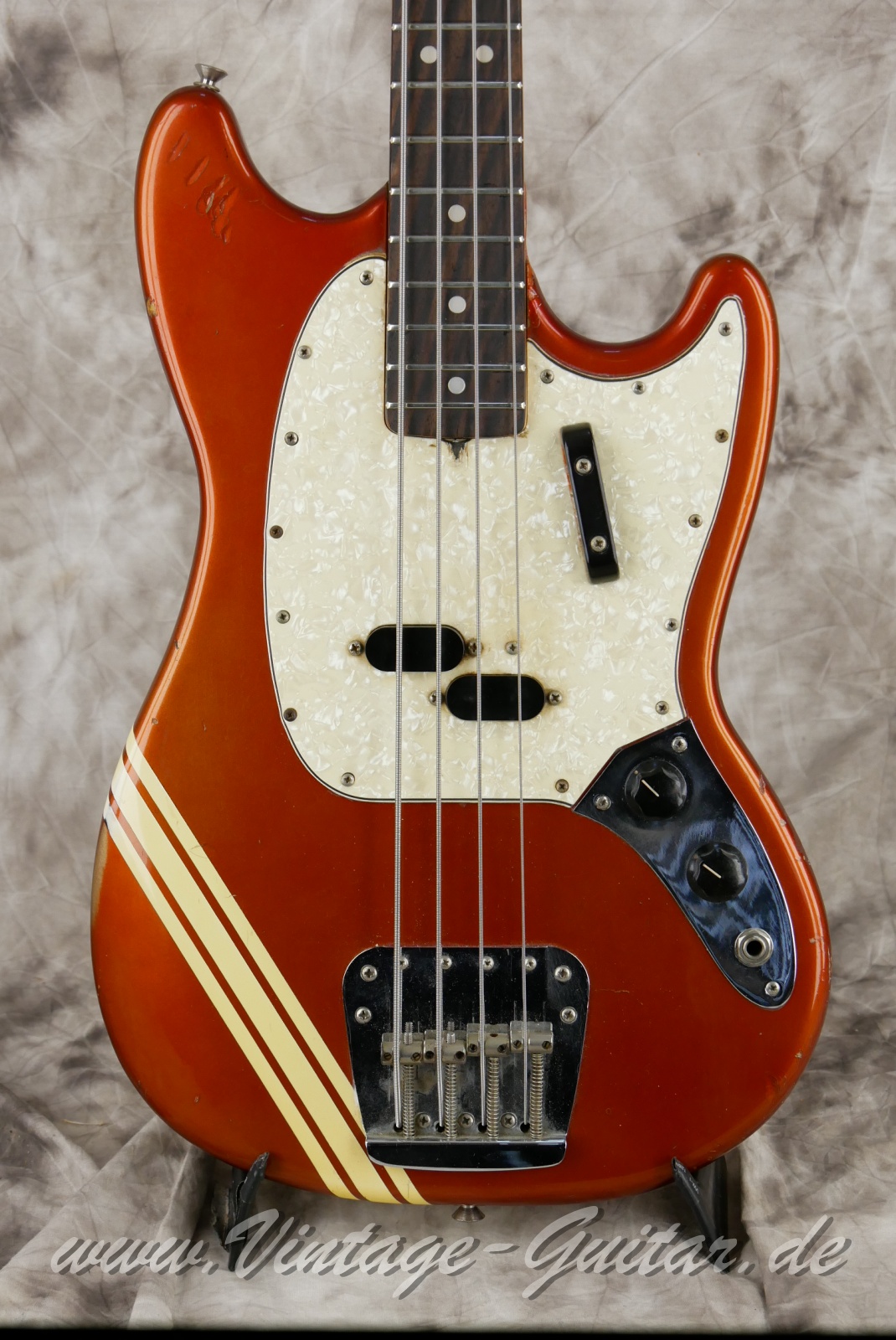 img/vintage/6058/Fender_Mustang_Bass_competition_candy_apple_red_1970-007.jpg