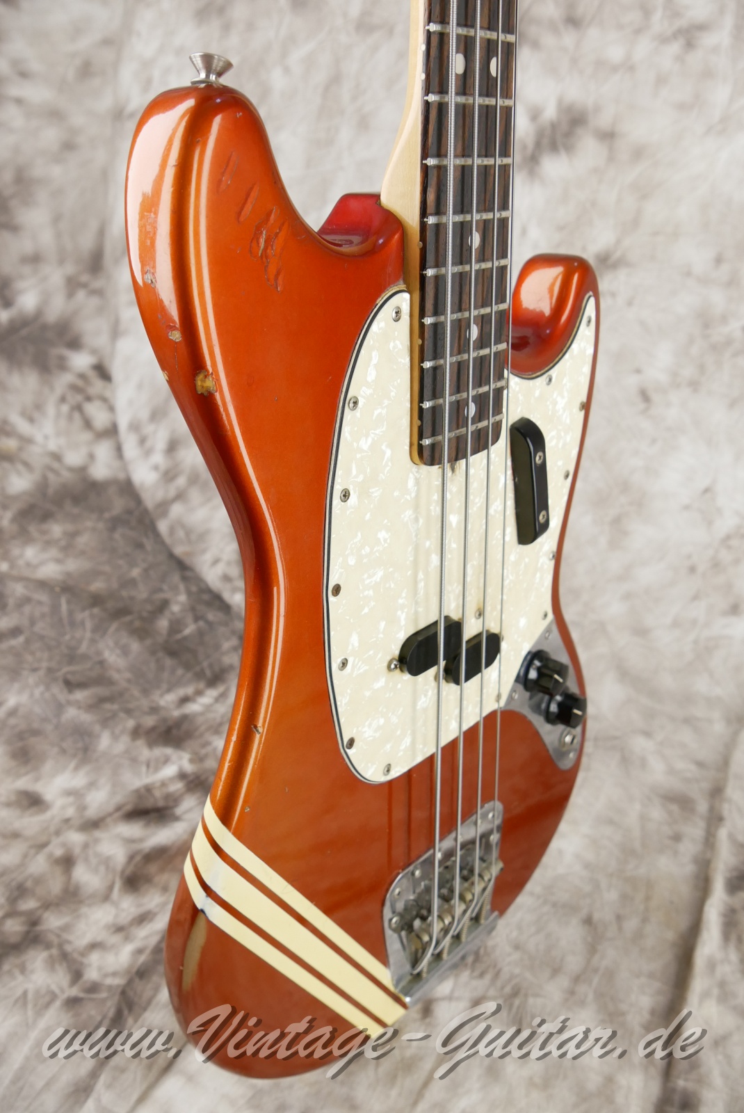 img/vintage/6058/Fender_Mustang_Bass_competition_candy_apple_red_1970-009.jpg