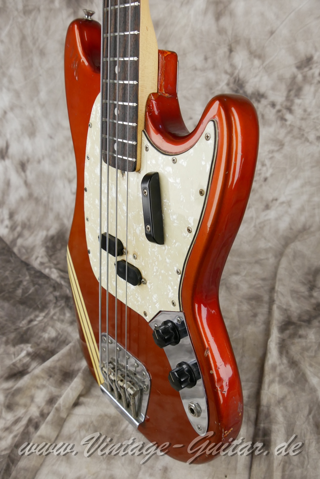 img/vintage/6058/Fender_Mustang_Bass_competition_candy_apple_red_1970-010.jpg