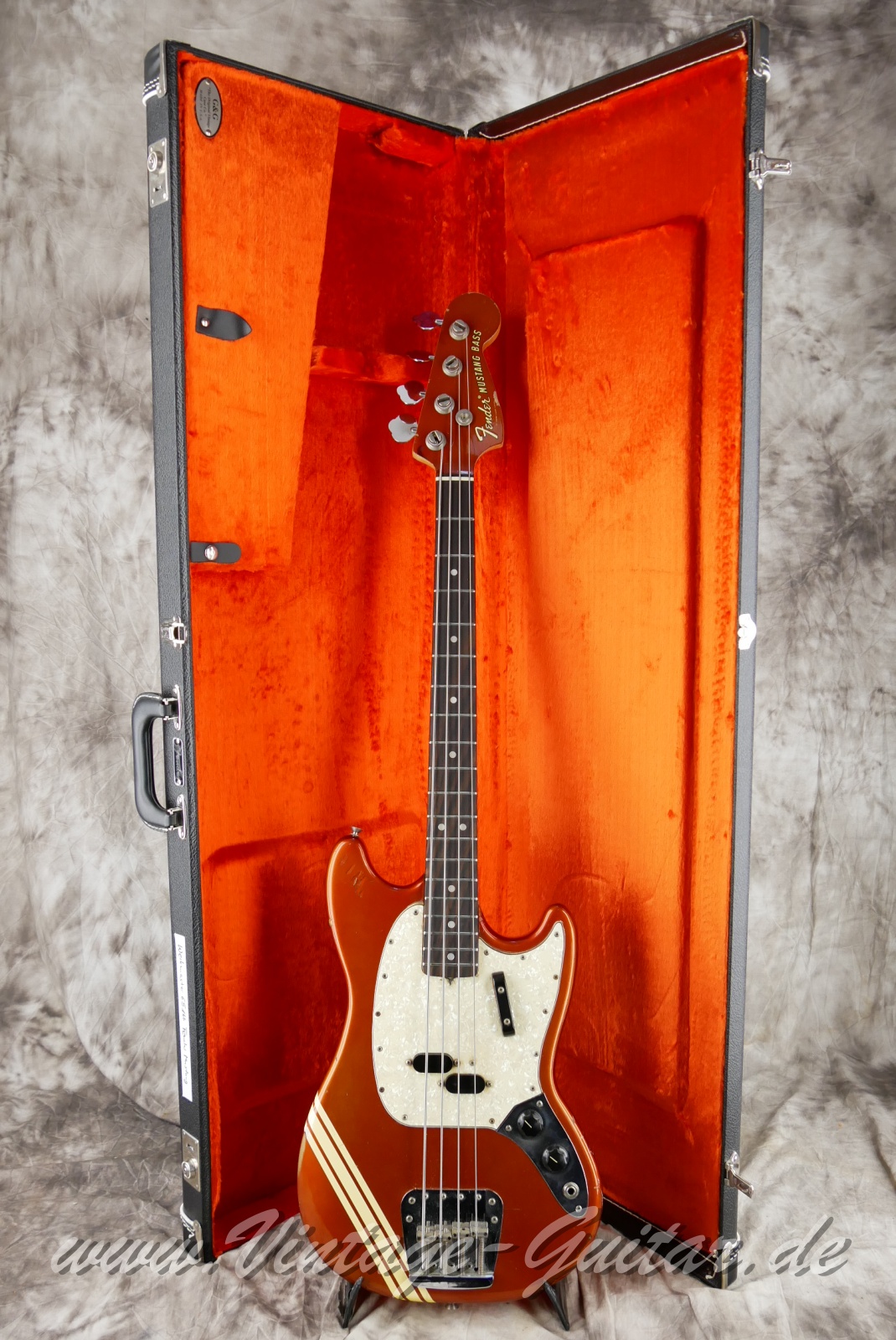 img/vintage/6058/Fender_Mustang_Bass_competition_candy_apple_red_1970-019.jpg