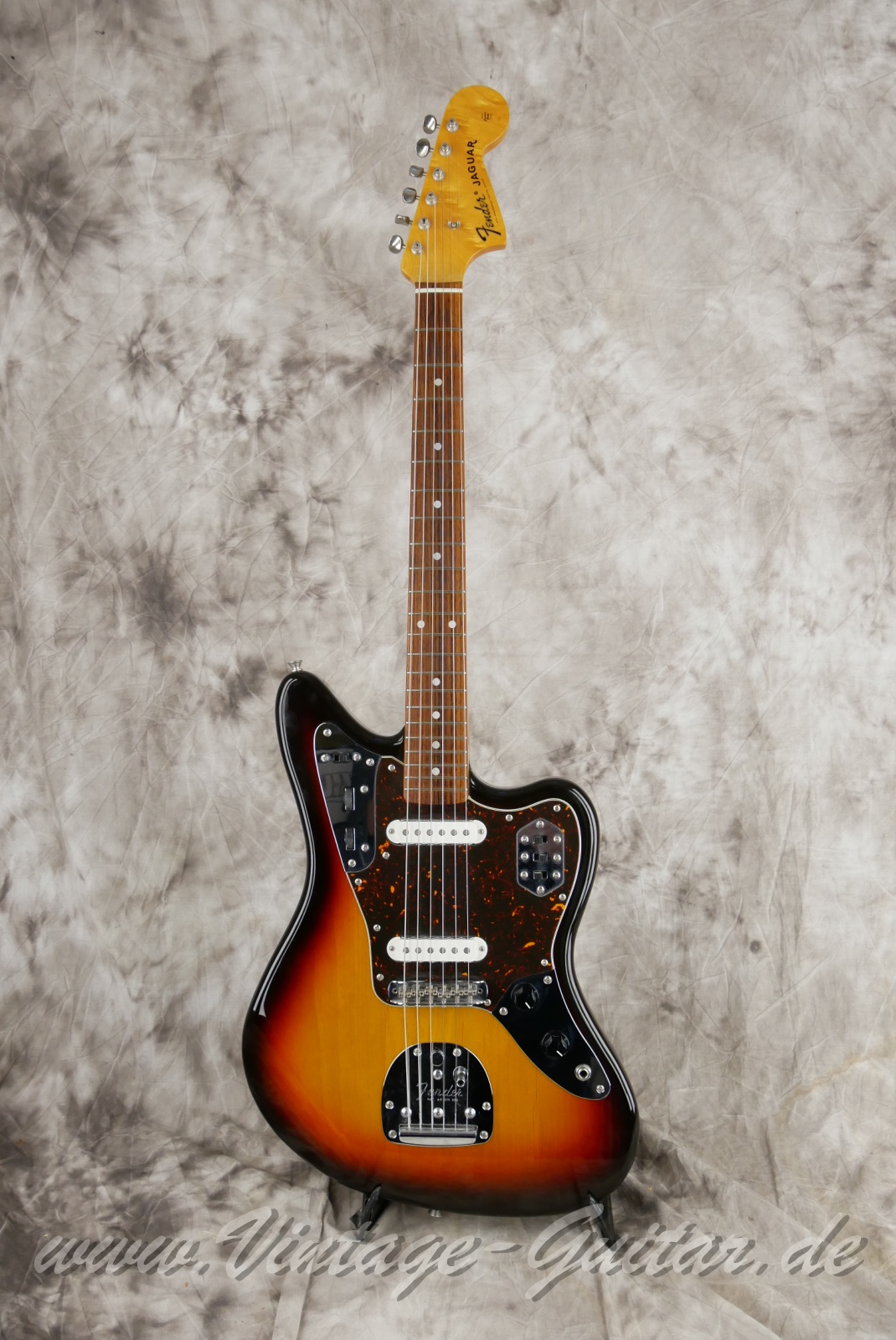 Fender-Jaguar-CIJ-2006-sunburst-001.jpg Fender-Jaguar-CIJ-2006-sunburst-001.jpg