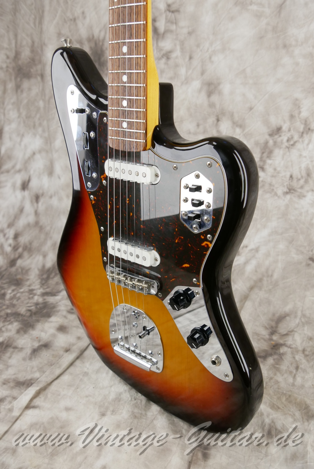 img/vintage/6063/Fender-Jaguar-CIJ-2006-sunburst-010.jpg