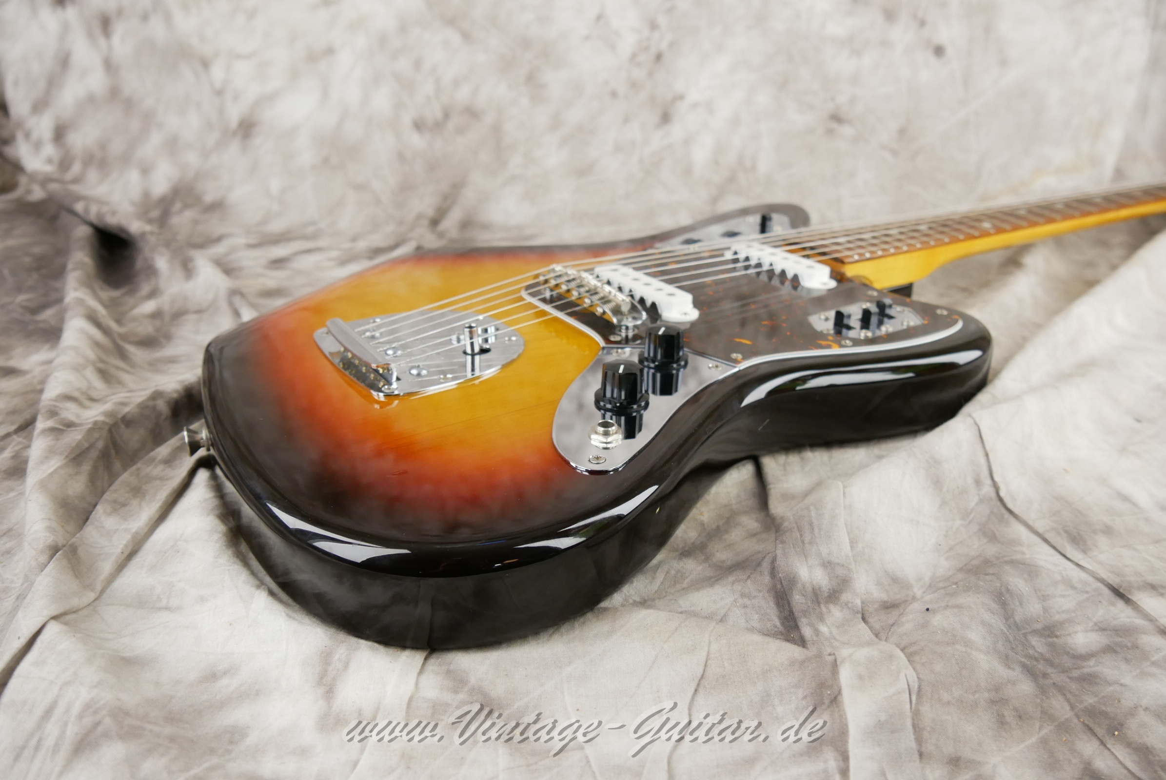 img/vintage/6063/Fender-Jaguar-CIJ-2006-sunburst-013.jpg