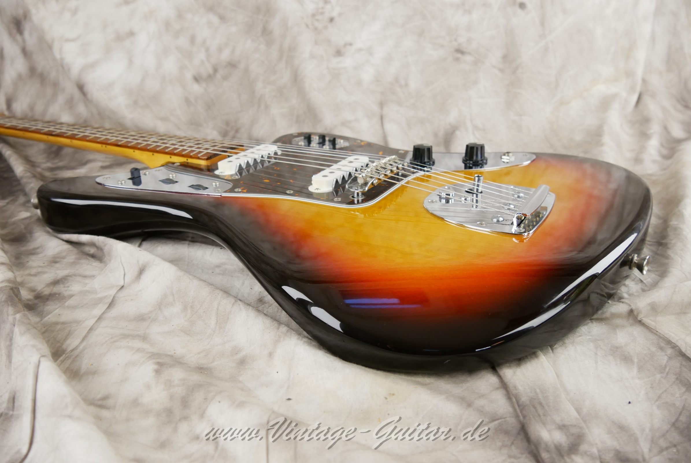 img/vintage/6063/Fender-Jaguar-CIJ-2006-sunburst-014.jpg