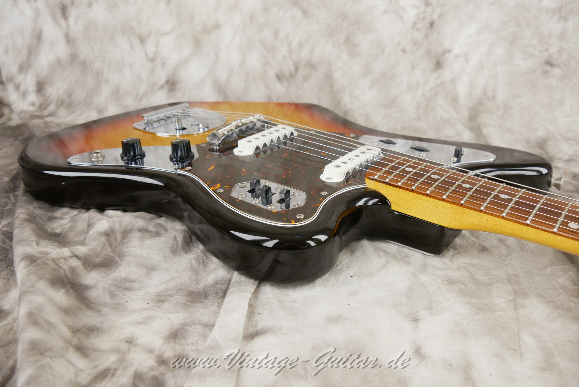img/vintage/6063/Fender-Jaguar-CIJ-2006-sunburst-015.jpg