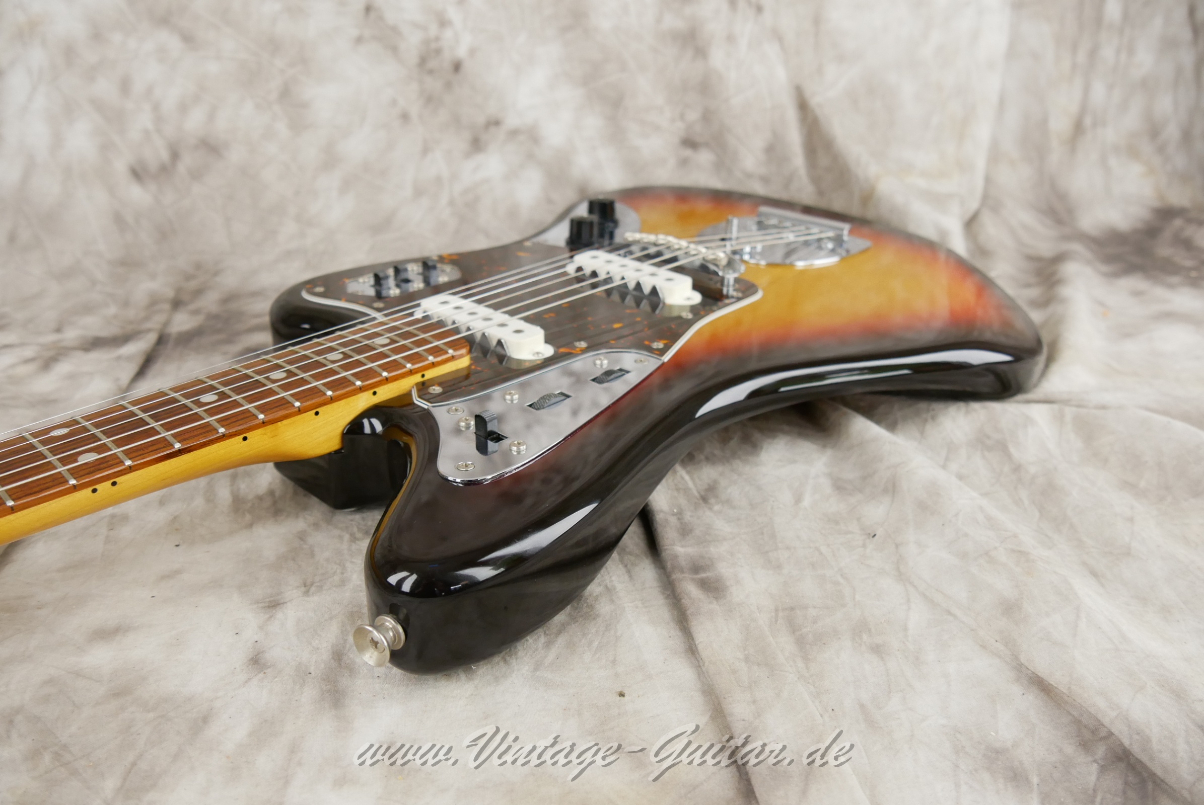 img/vintage/6063/Fender-Jaguar-CIJ-2006-sunburst-016.jpg