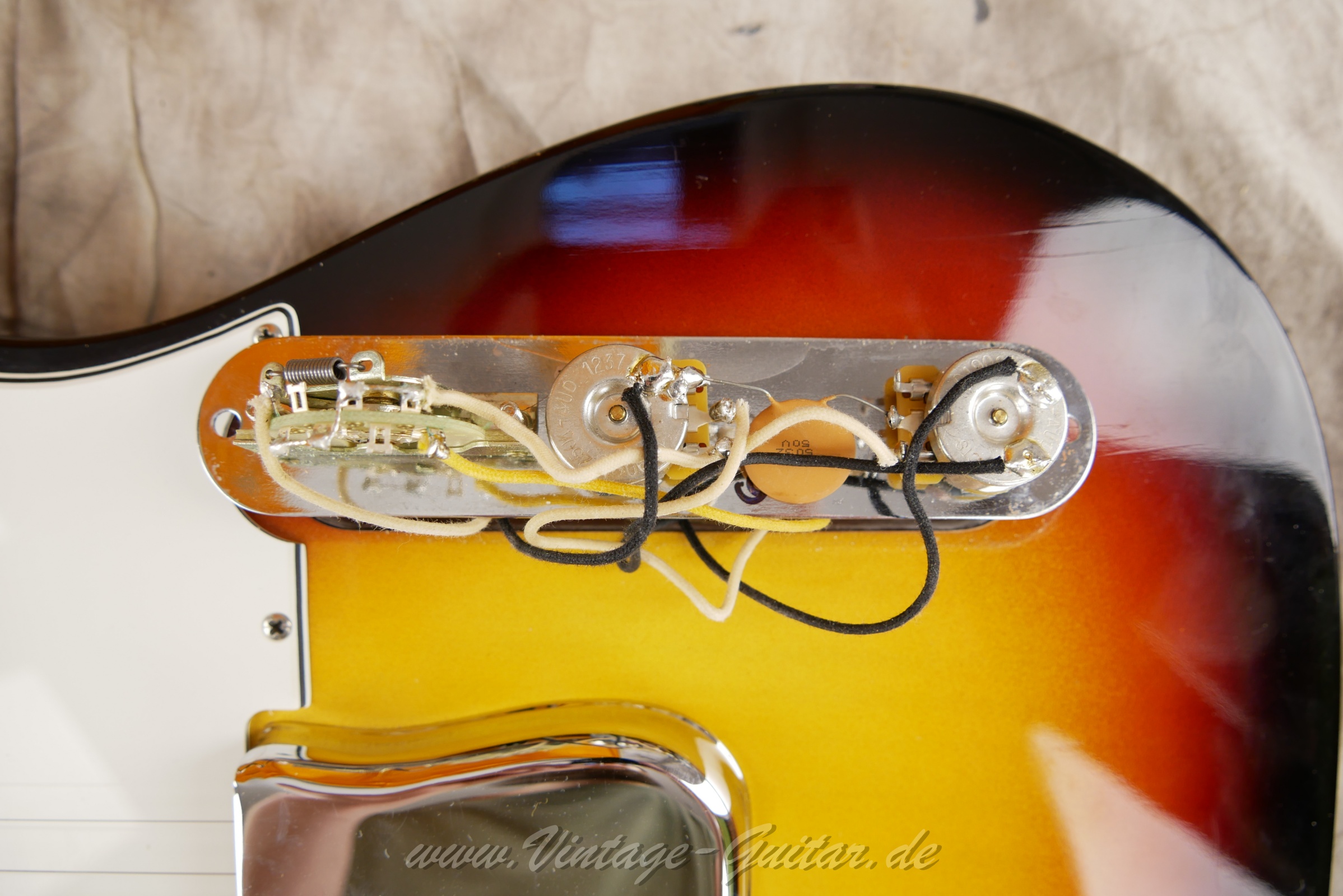 img/vintage/6080/Fender-Telecaster-AVRI-American-Vintage-Reissue-64-2012-sunburst-19.jpg