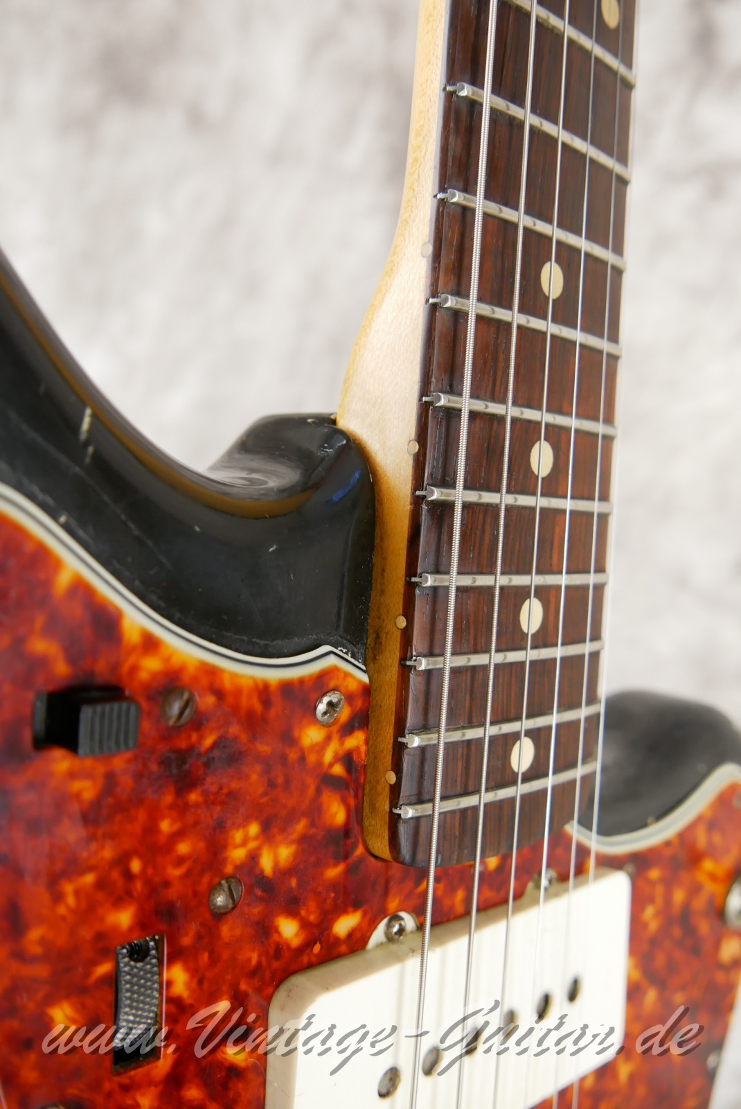 img/vintage/6082/Fender_Jazzmaster_refinished_black_1961-012.jpg