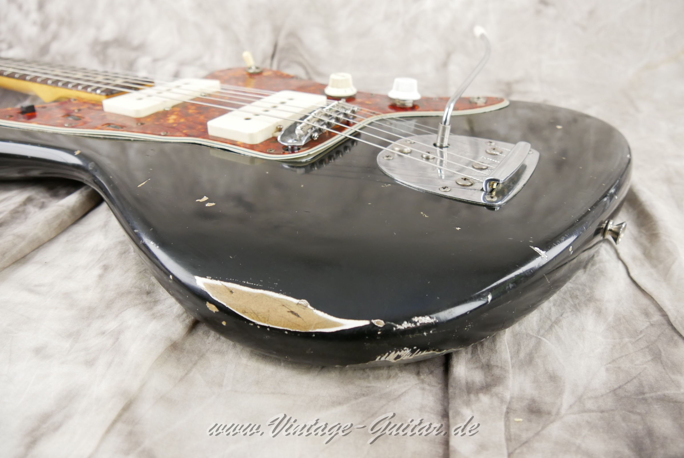 img/vintage/6082/Fender_Jazzmaster_refinished_black_1961-017.jpg