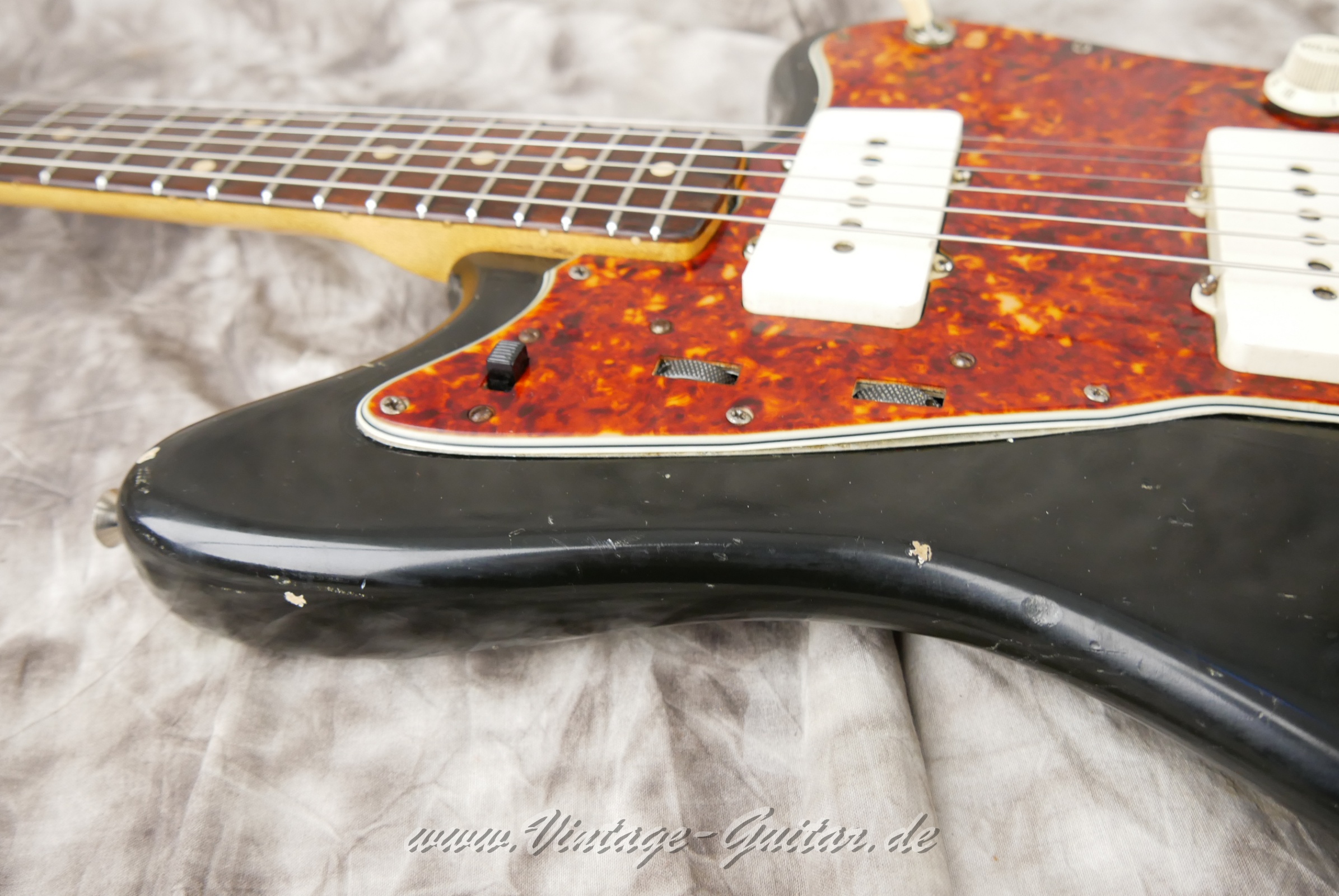 img/vintage/6082/Fender_Jazzmaster_refinished_black_1961-019.jpg