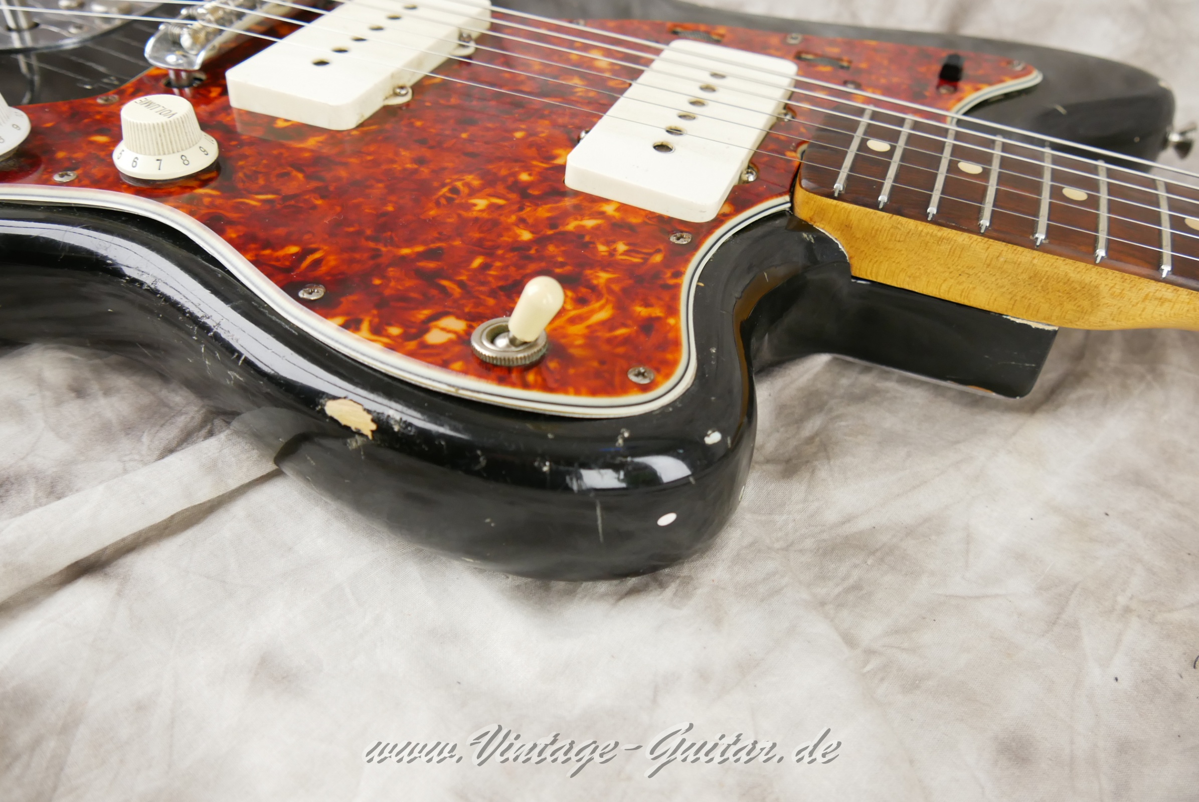 img/vintage/6082/Fender_Jazzmaster_refinished_black_1961-020.jpg