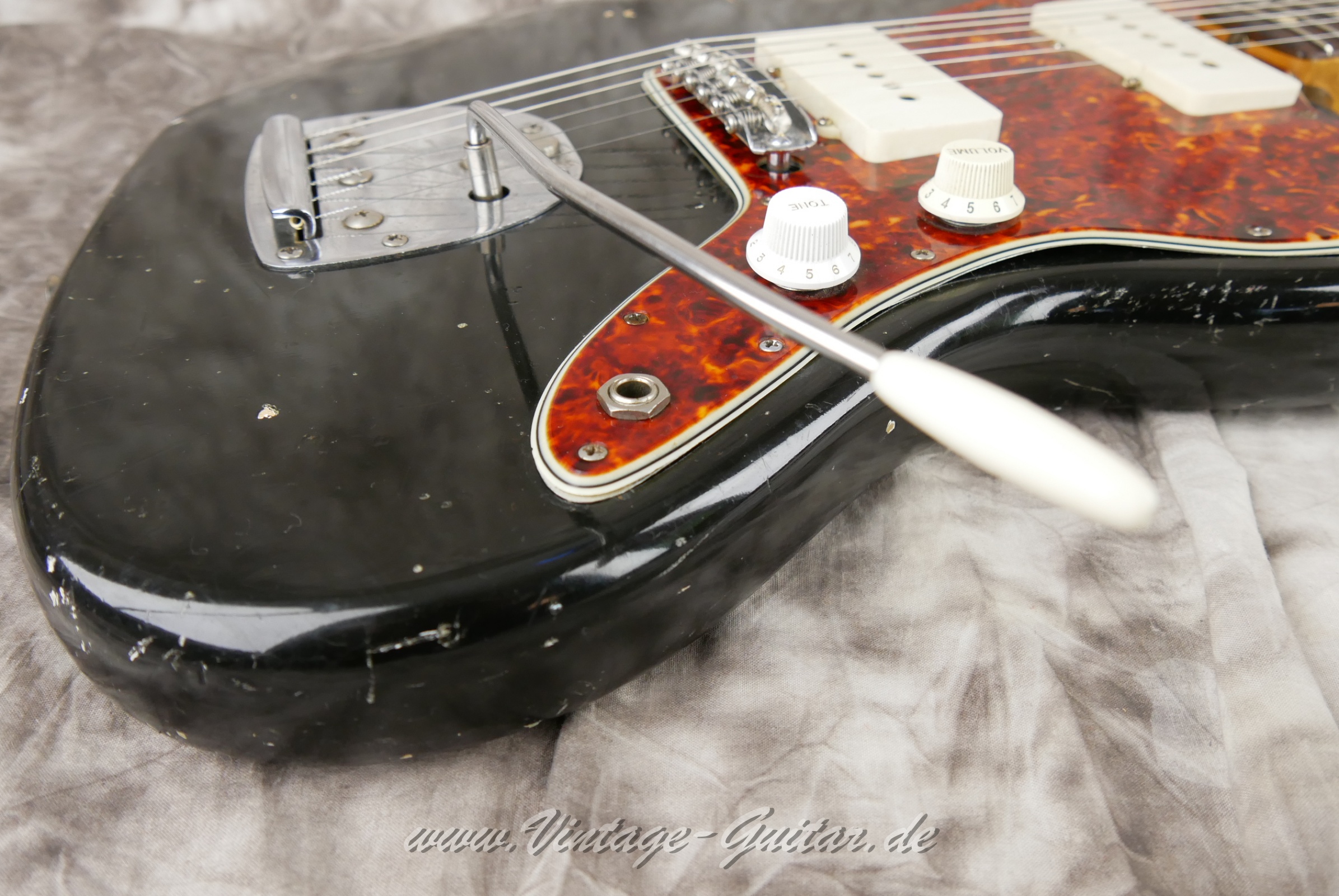 img/vintage/6082/Fender_Jazzmaster_refinished_black_1961-021.jpg