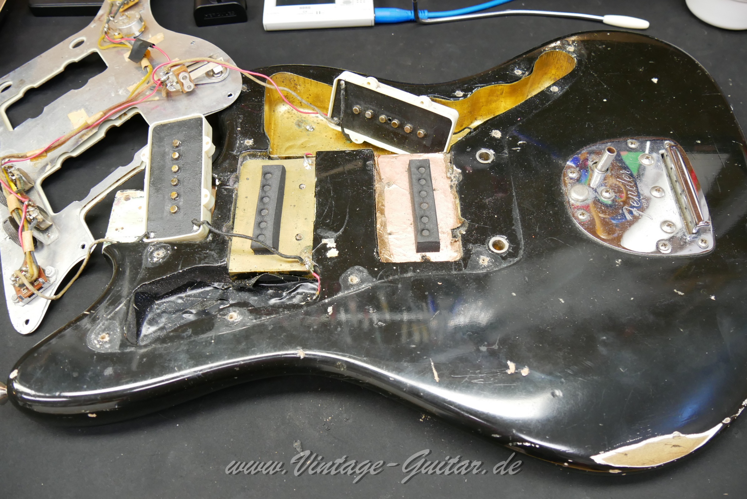 img/vintage/6082/Fender_Jazzmaster_refinished_black_1961-024.jpg
