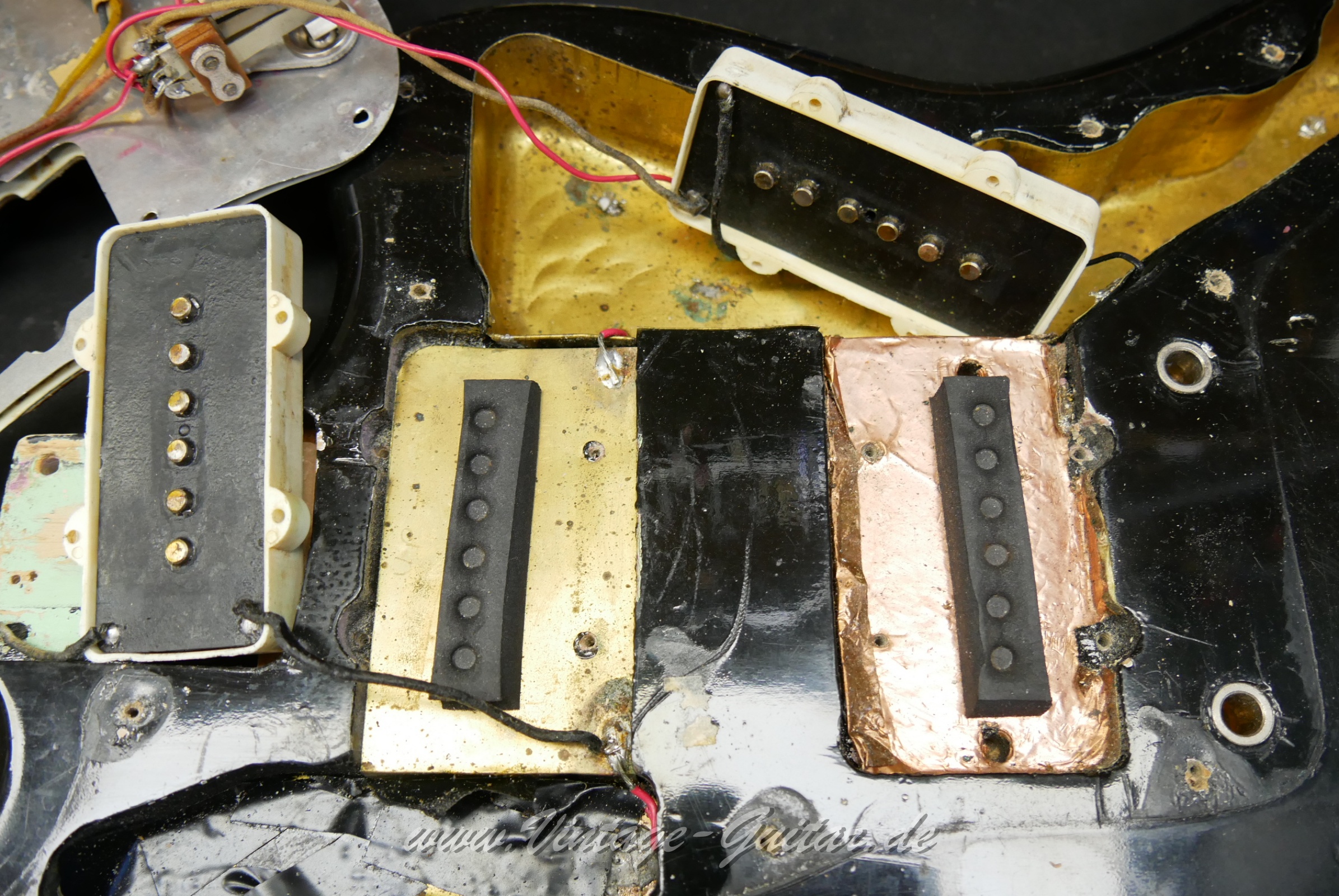 img/vintage/6082/Fender_Jazzmaster_refinished_black_1961-025.jpg