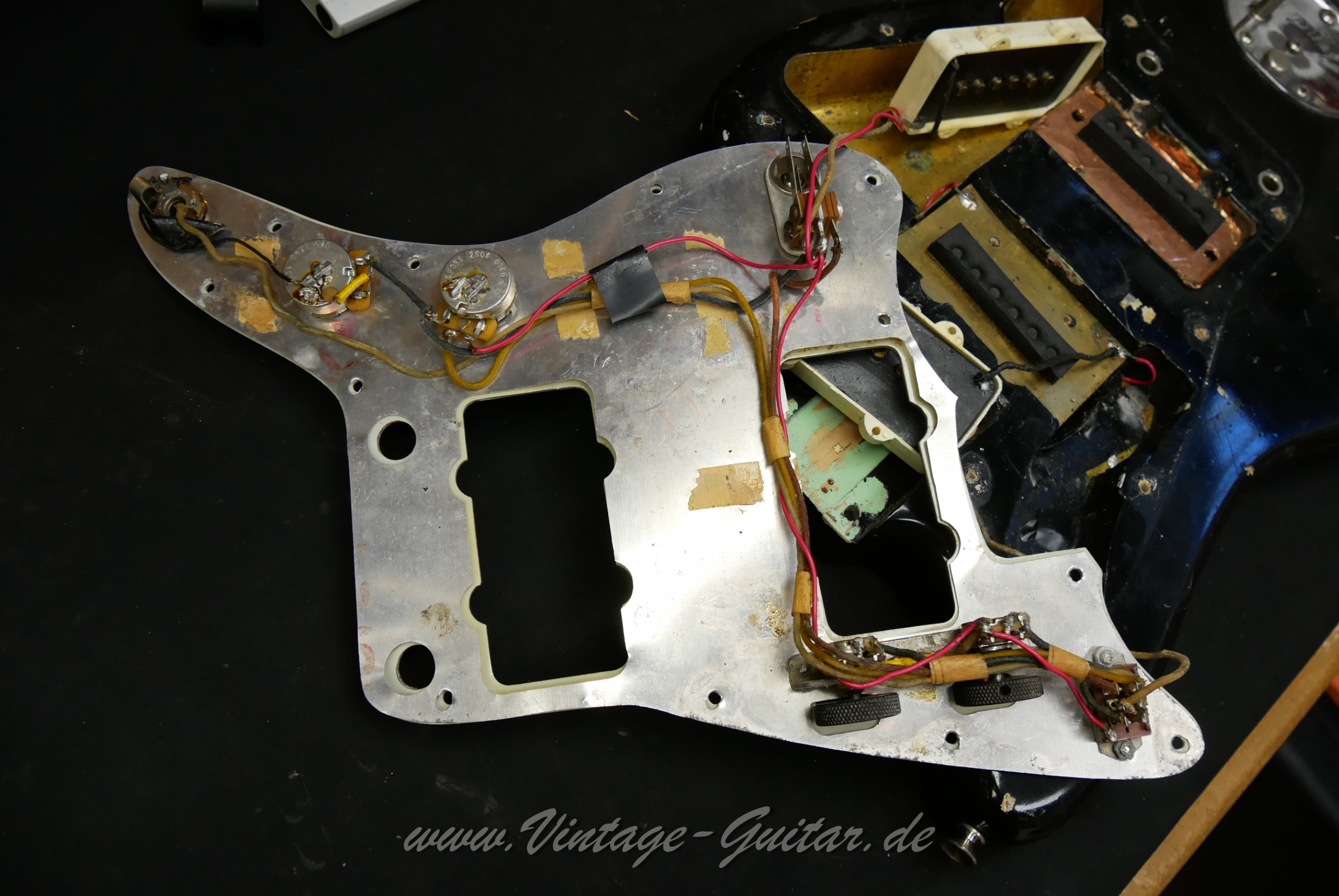 img/vintage/6082/Fender_Jazzmaster_refinished_black_1961-026.jpg